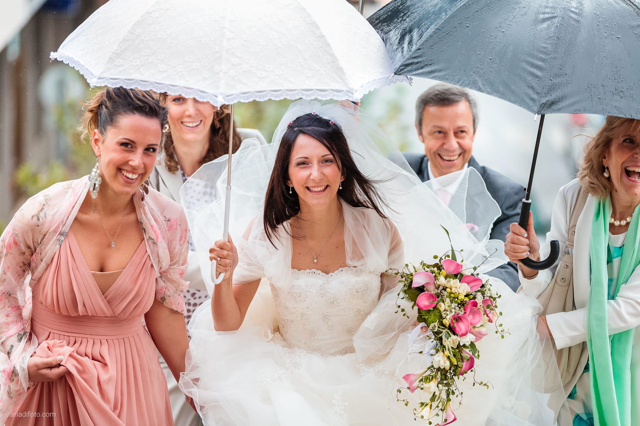 Martina Matteo matrimonio Trieste cerimonia ingresso sposa ombrelli Santi Pietro e Paolo