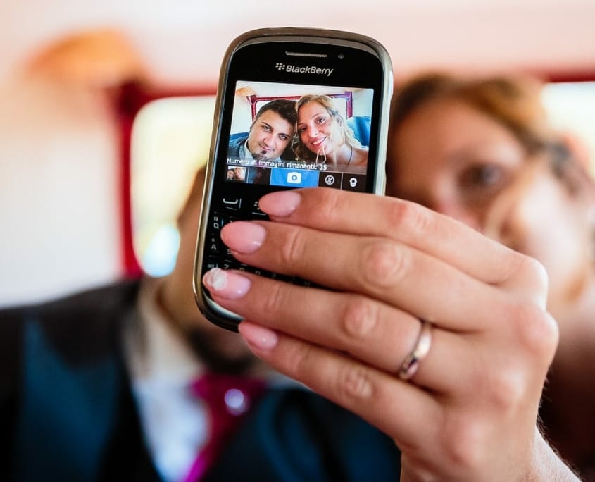 Sara Marco matrimonio Grado campeggio Punta Spin Gorizia ritratti sposi telefono cellulare auto selfie autoscatto