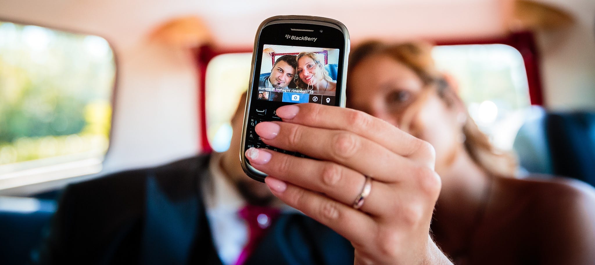 Sara Marco matrimonio Grado campeggio Punta Spin Gorizia ritratti sposi telefono cellulare auto selfie autoscatto