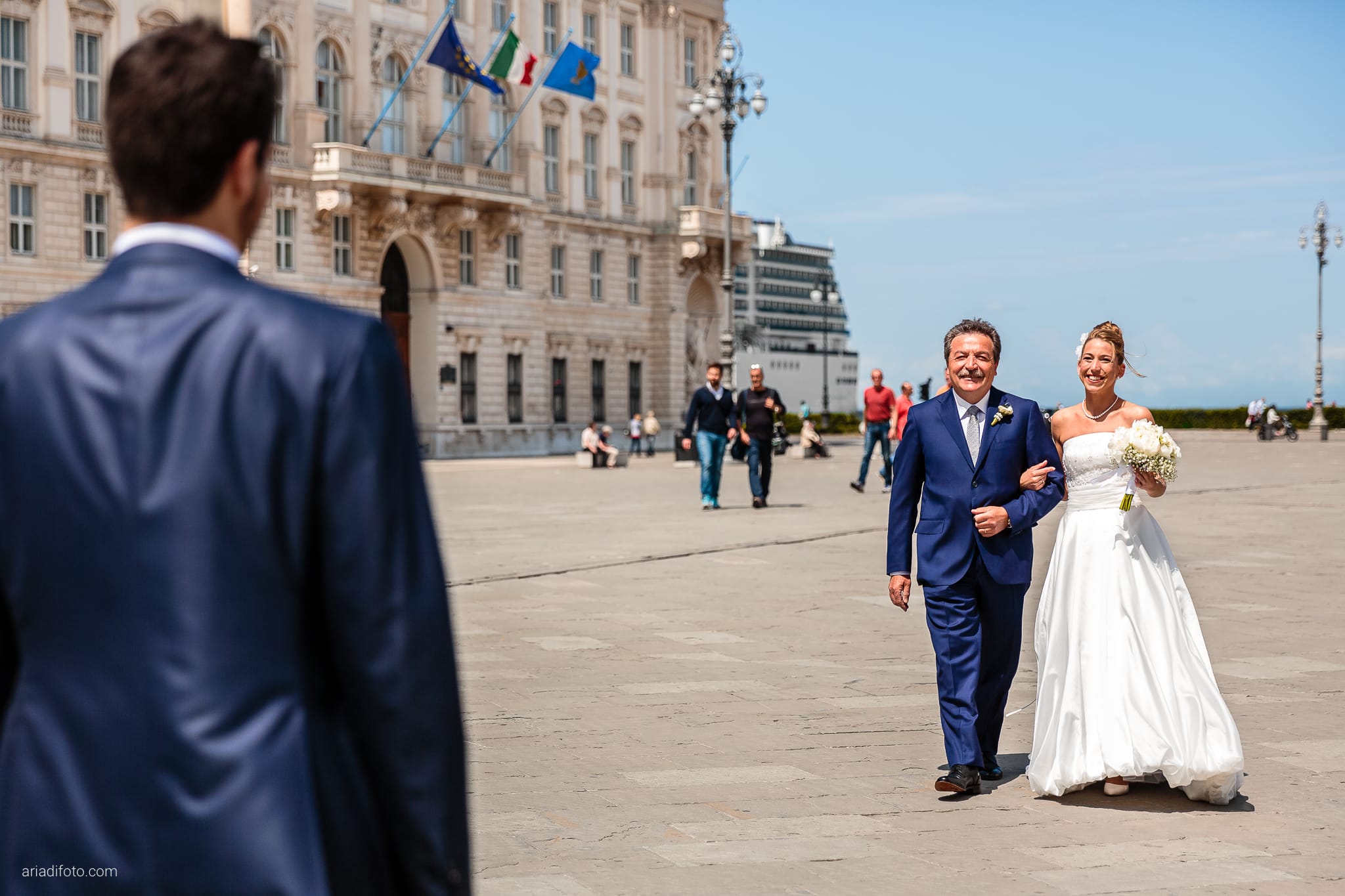 Giulia Paolo Matrimonio Trieste Villa Iachia Ruda Udine cerimonia civile Piazza Unità arrivo sposa