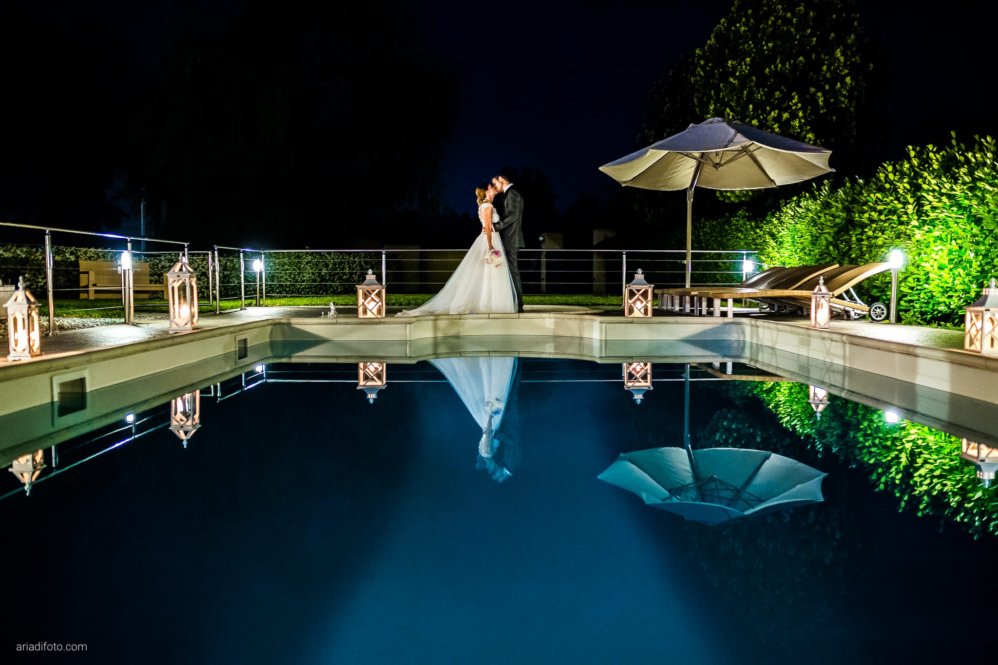 Sandra Lorenzo Matrimonio Lestizza Riviera Pradamano Udine ritratti sposi notte piscina lanterne