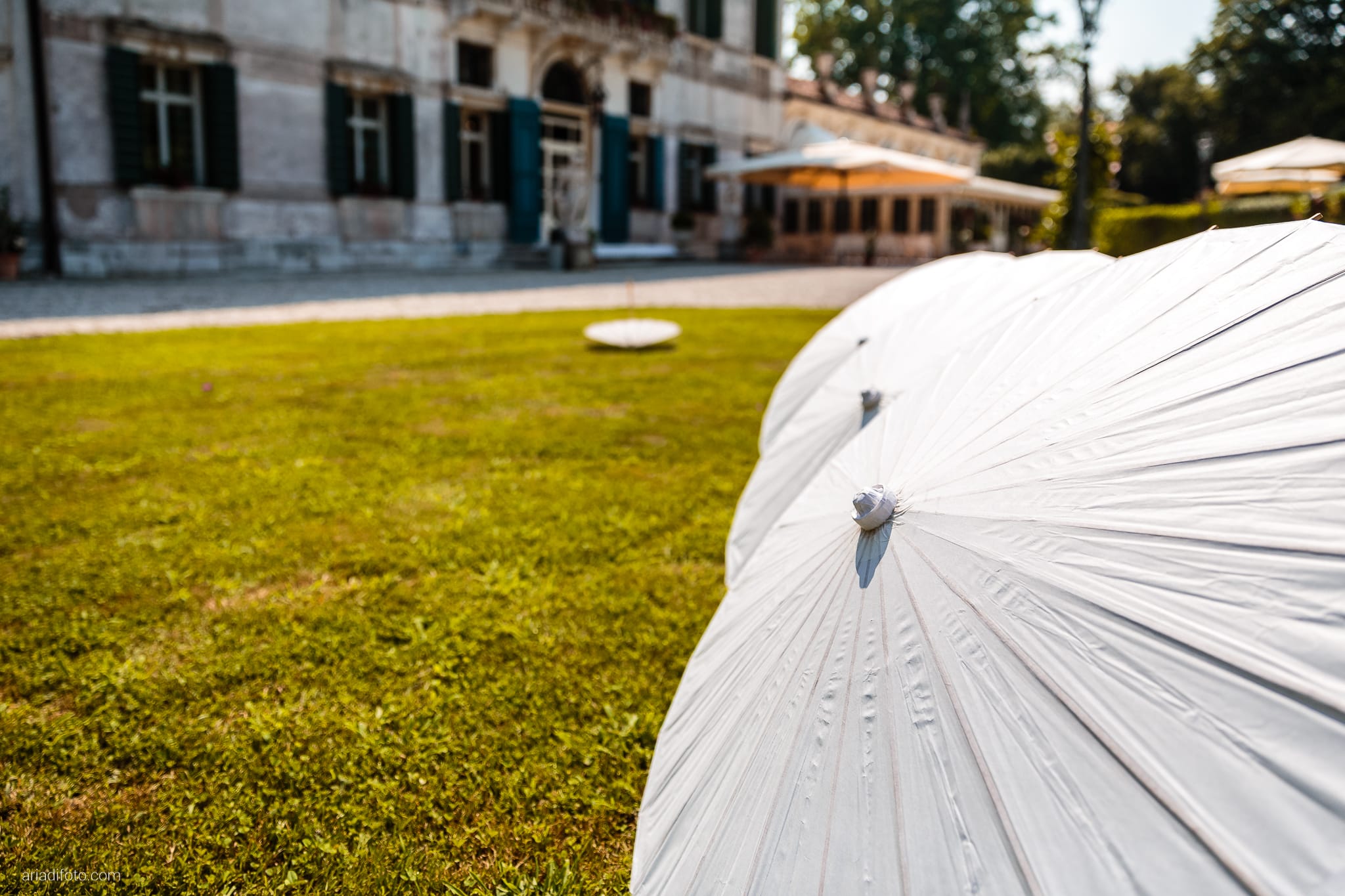 Chiara Cosimo Matrimonio Villa Condulmer Mogliano Veneto Treviso ricevimento dettagli ombrelli sole