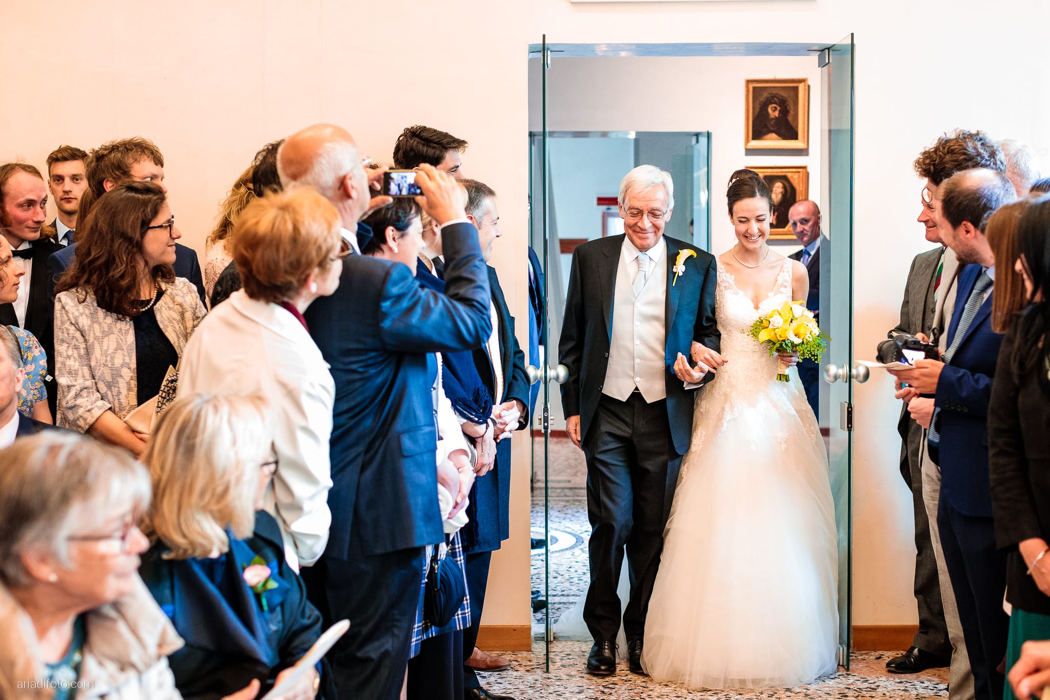 Chiara Alastair Matrimonio Museo Sartorio Molo IV Trieste cerimonia civile ingresso sposa