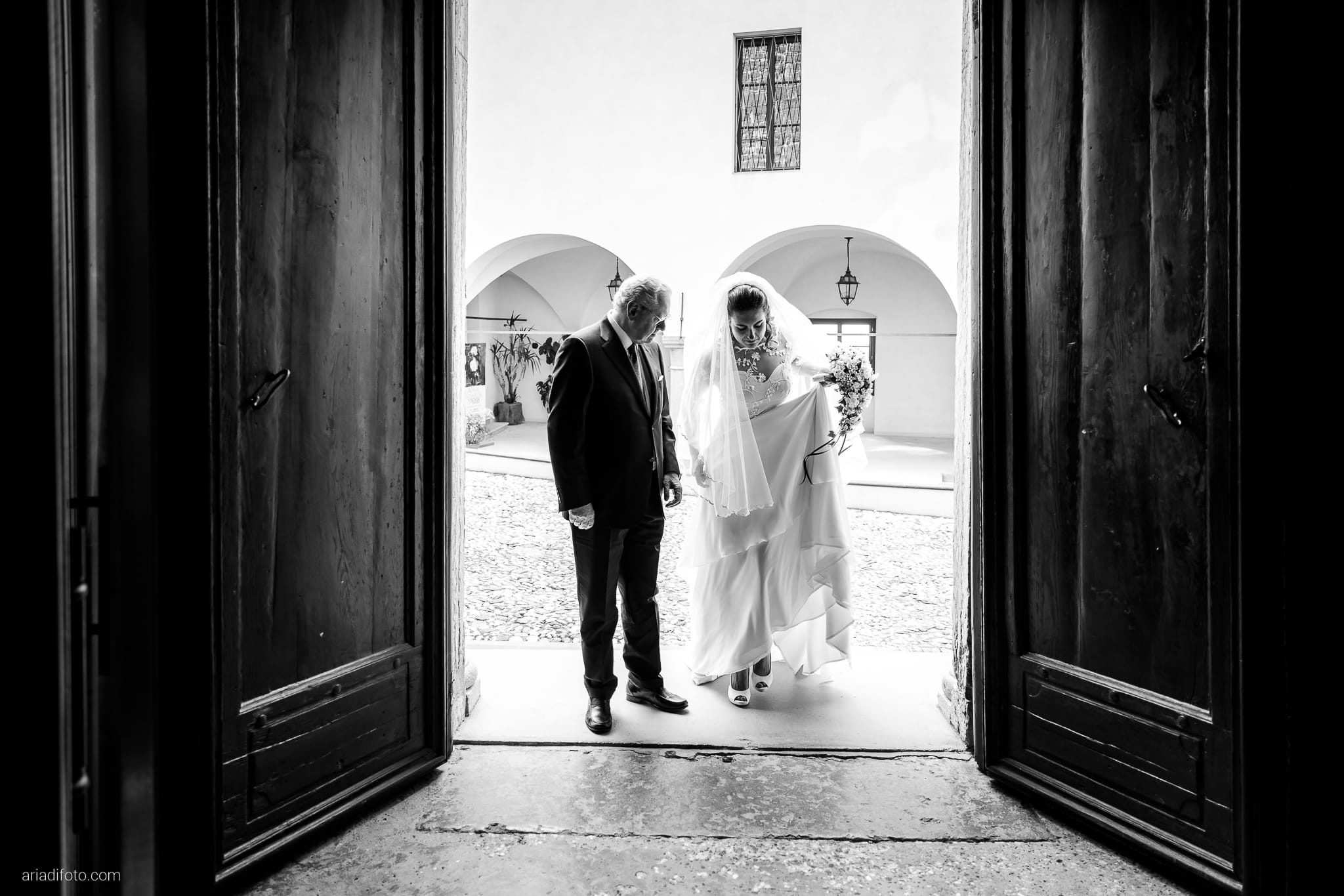 Barbara Simone Matrimonio Abbazia Rosazzo Villa Romano Manzano Udine cerimonia religiosa chiesa cattolica ingresso sposa