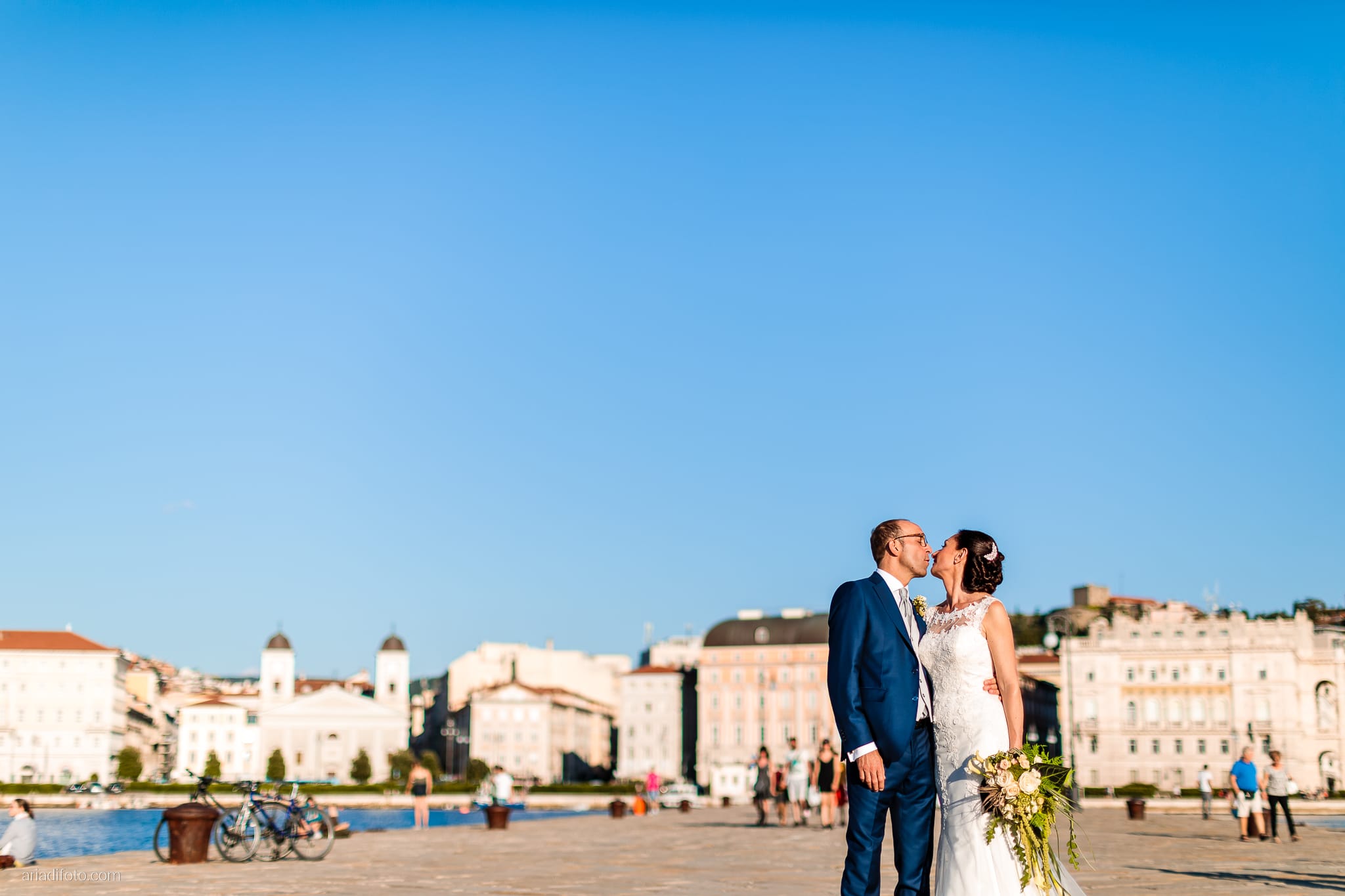 Anna Paolo Matrimonio Santa Maria Maggiore Hotel Riviera Trieste ritratti sposi Molo Audace Piazza Unità