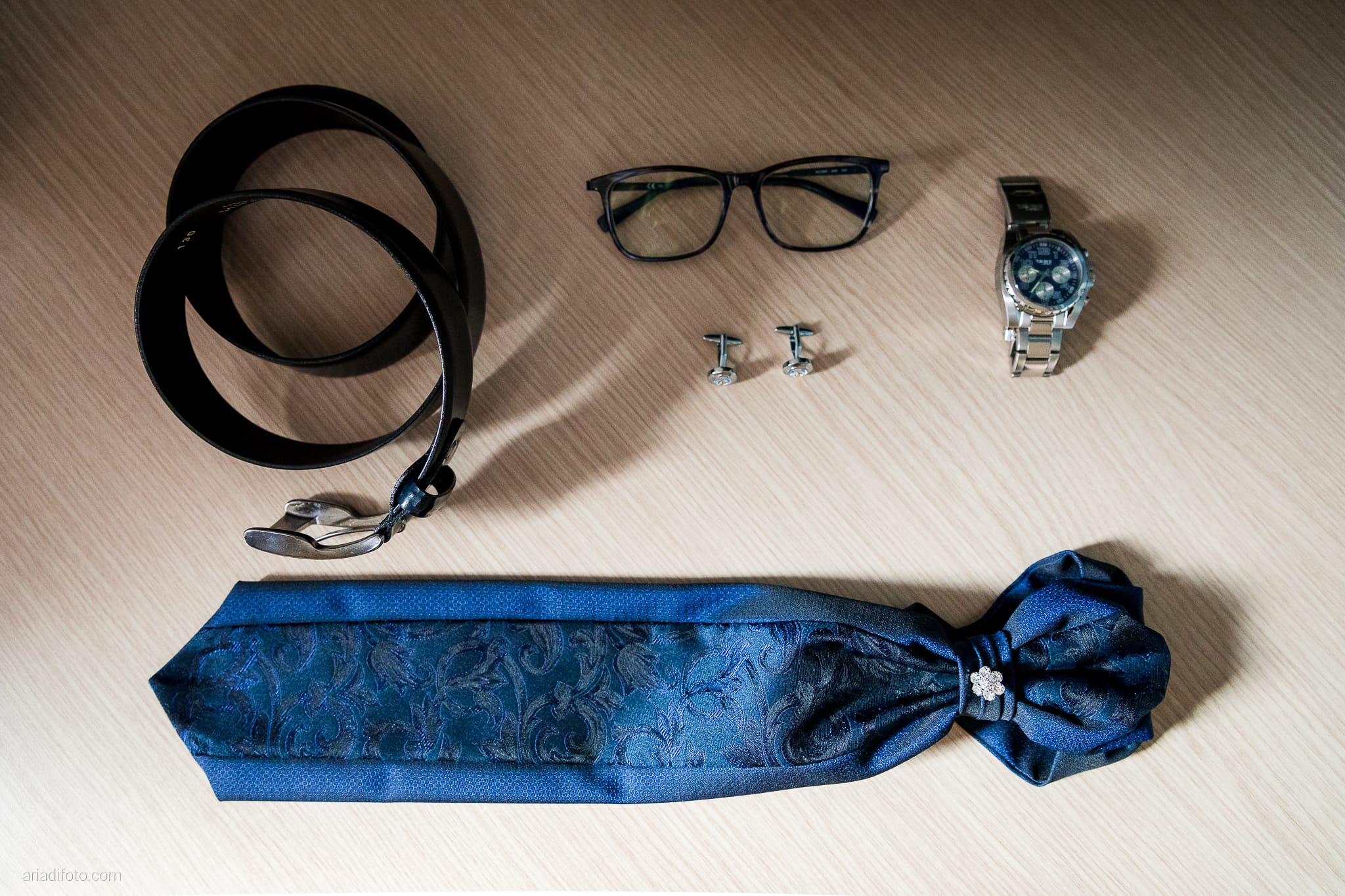 Anna Matteo Matrimonio Parco di Buttrio Udine preparativi sposo dettagli cintura cravatta gemelli orologio occhiali