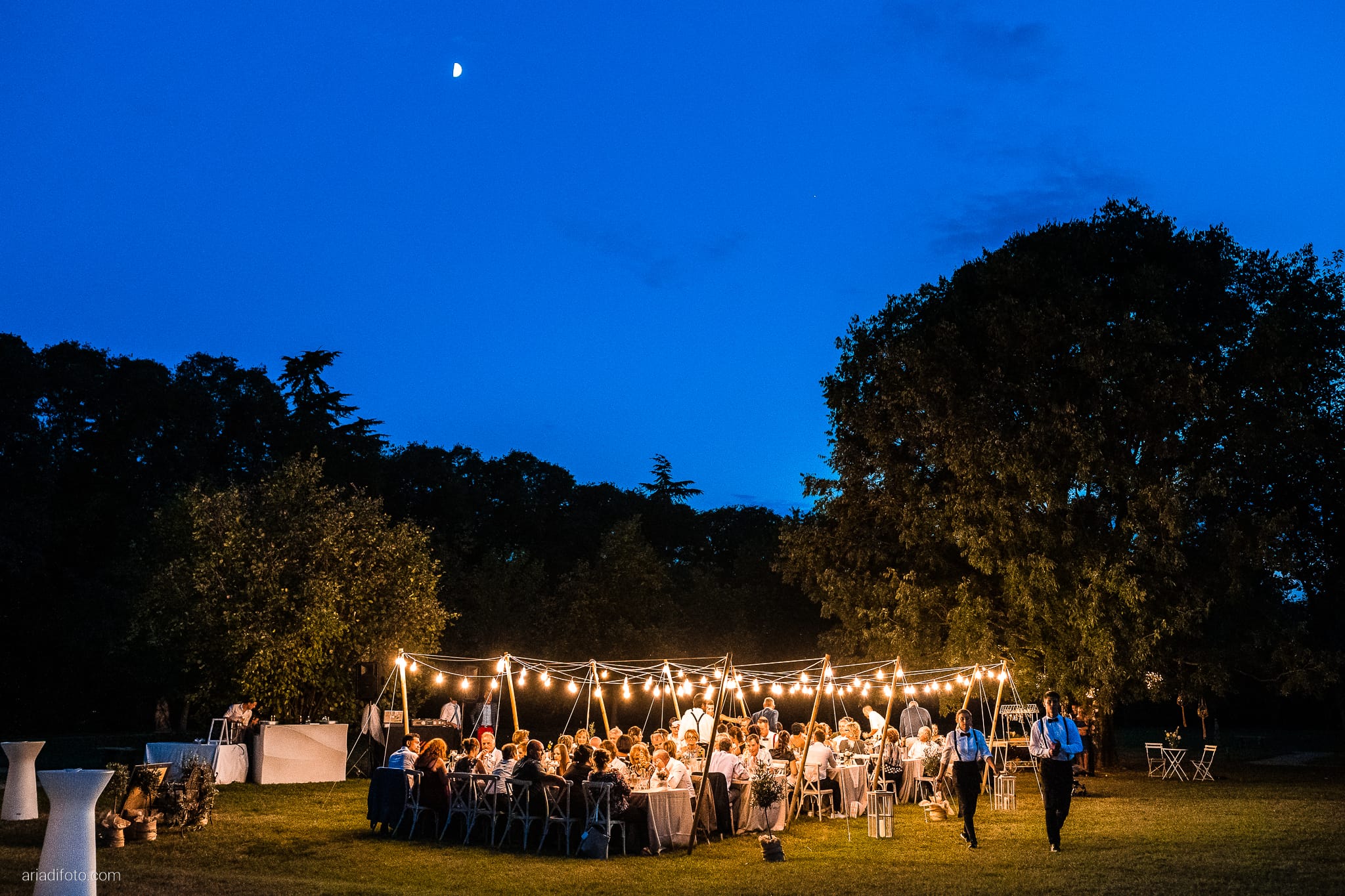Stefania Raffaele Matrimonio Country Chic Outdoor Gorizia ricevimento cena all'aperto in giardino luci catenarie