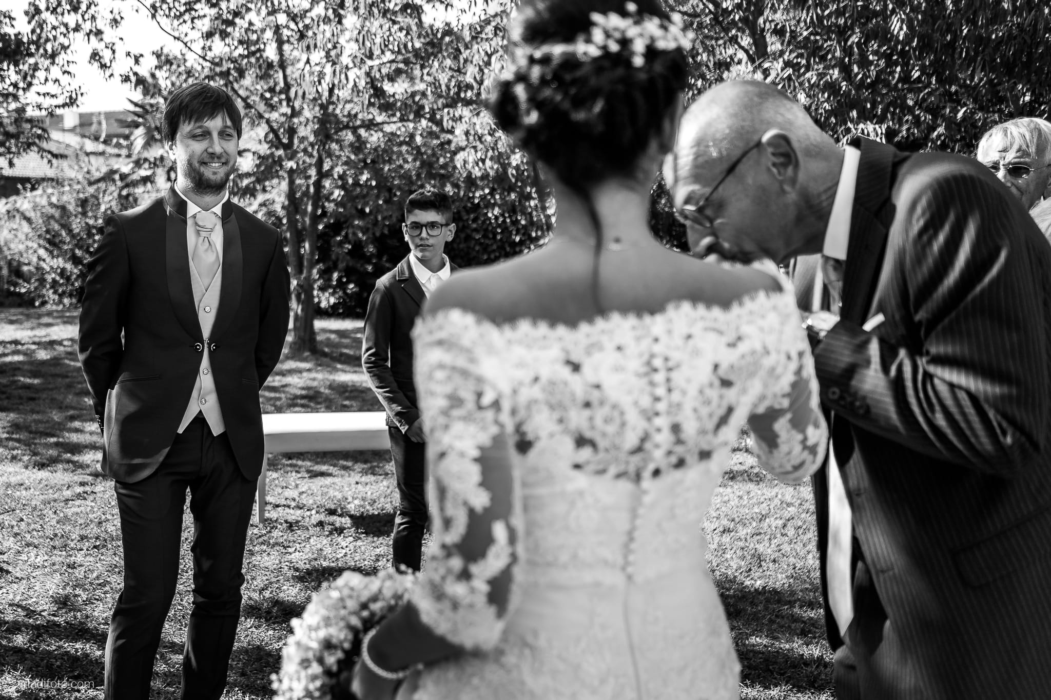 Annalisa Michele Matrimonio all'aperto Gorizia Villa Attems cerimonia simbolica all'aperto arrivo sposa