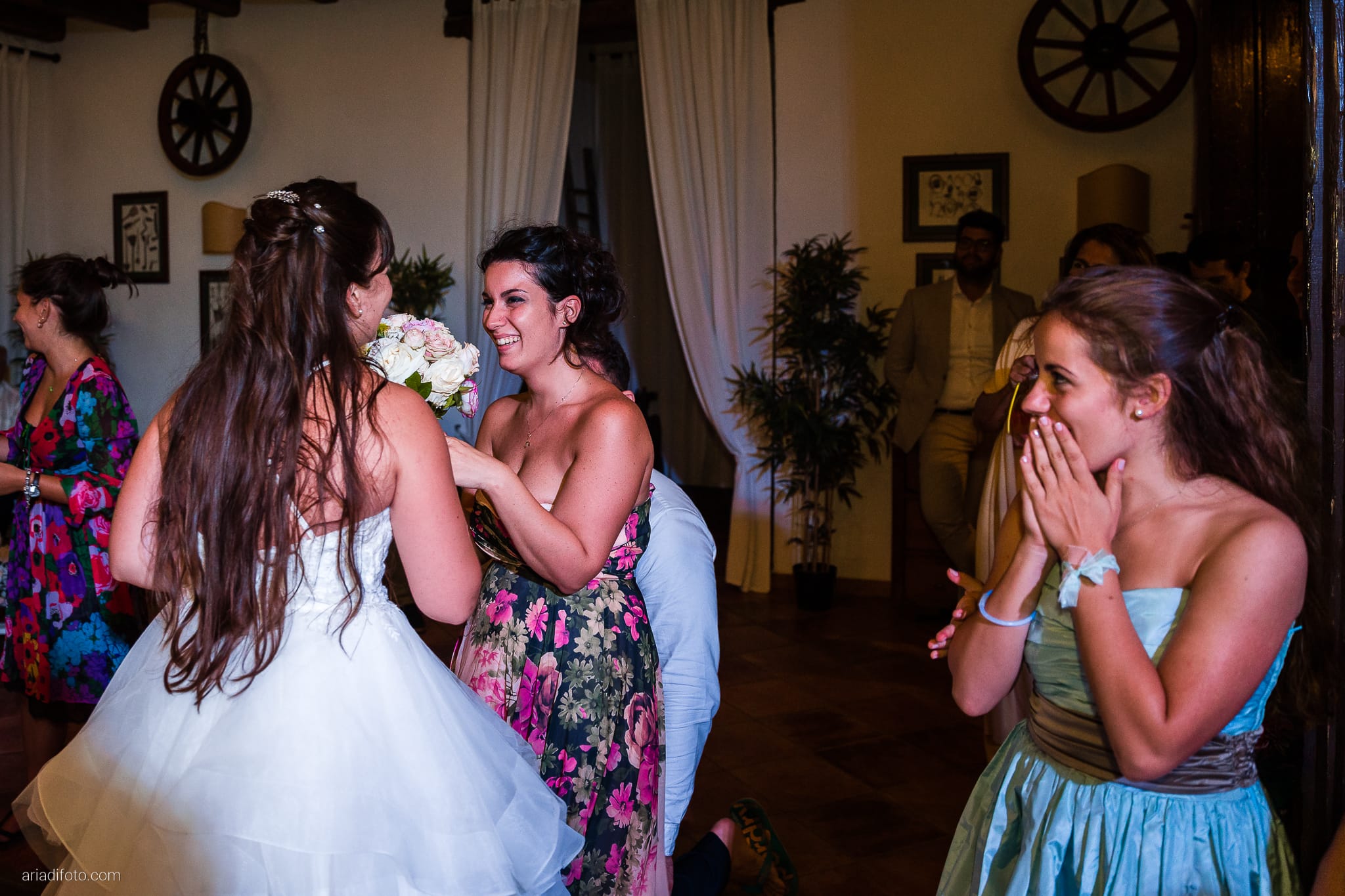 Marianna Andrea Matrimonio da sogno sotto le stelle ricevimento lancio del bouquet proposta di matrimonio