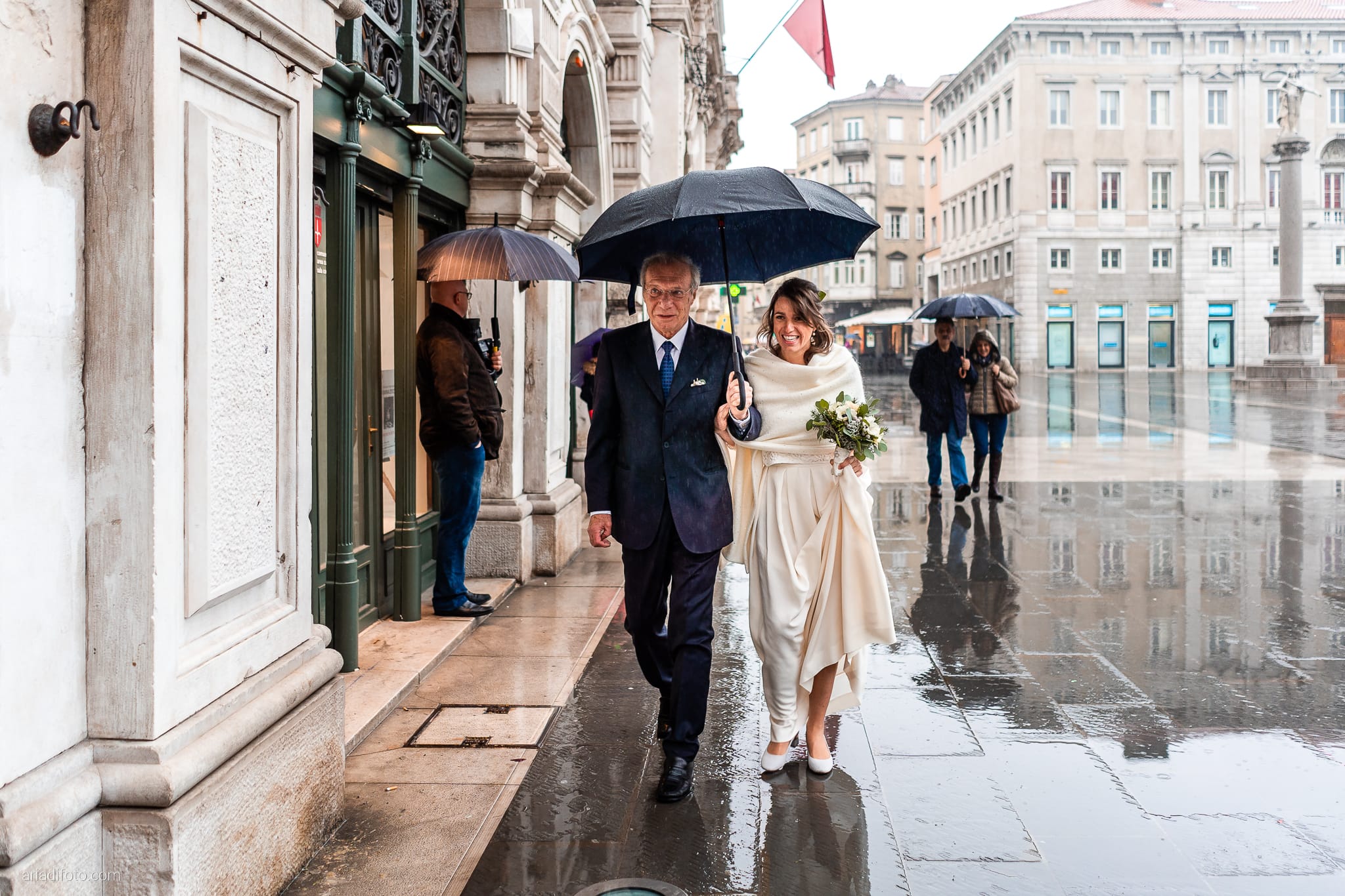 Margherita Giorgio Matrimonio Invernale Sala Piccola Fenice Trieste cerimonia civile Piazza Unità d'Italia ingresso sposa