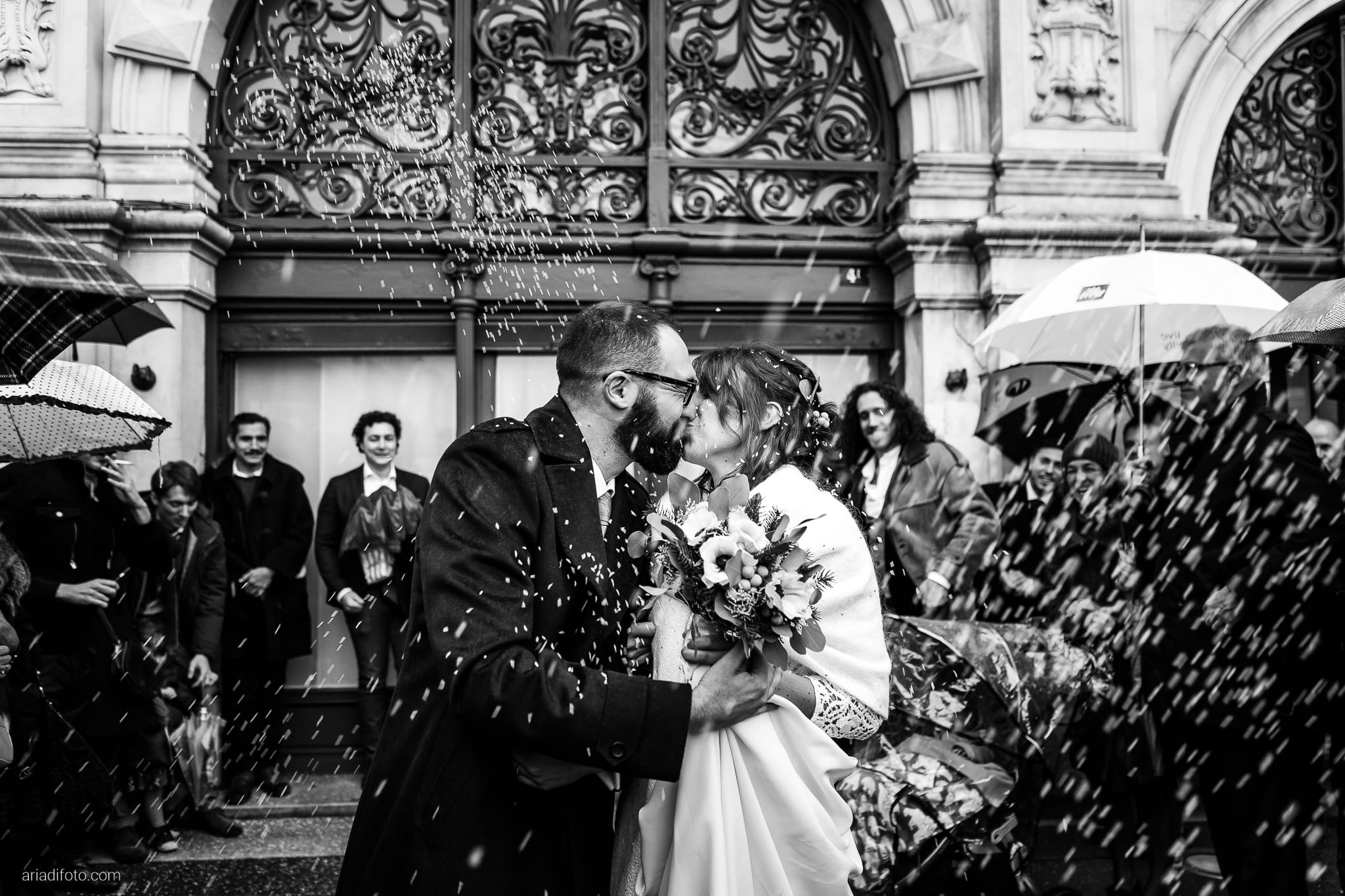 Margherita Giorgio Matrimonio Invernale Sala Piccola Fenice Trieste cerimonia civile Piazza Unità d'Italia lancio del riso uscita