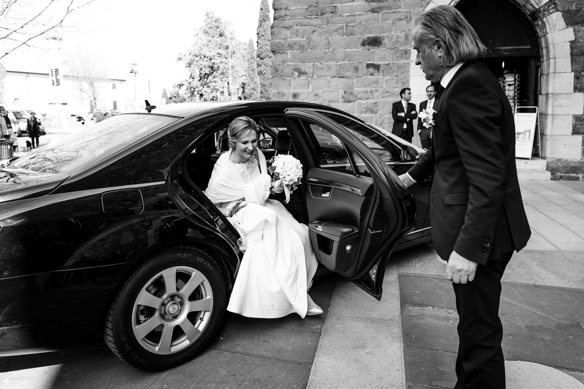 Elena Guido Matrimonio elegante Savoia Excelsior Palace Trieste cerimonia Cattedrale San Giusto sposa scende dall'auto