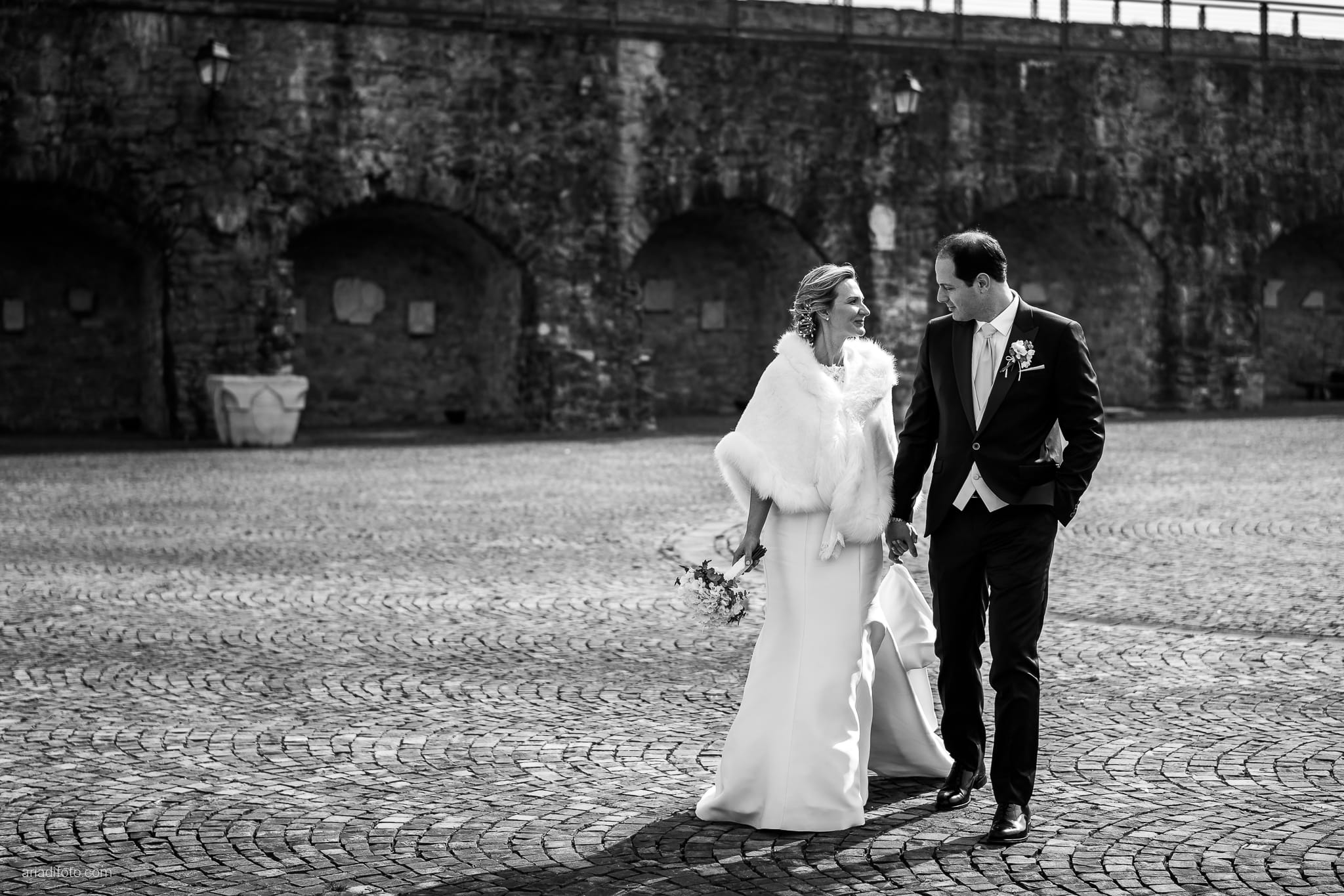 Elena Guido Matrimonio elegante Savoia Excelsior Palace Trieste ritratti sposi Castello San Giusto camminano mano per mano