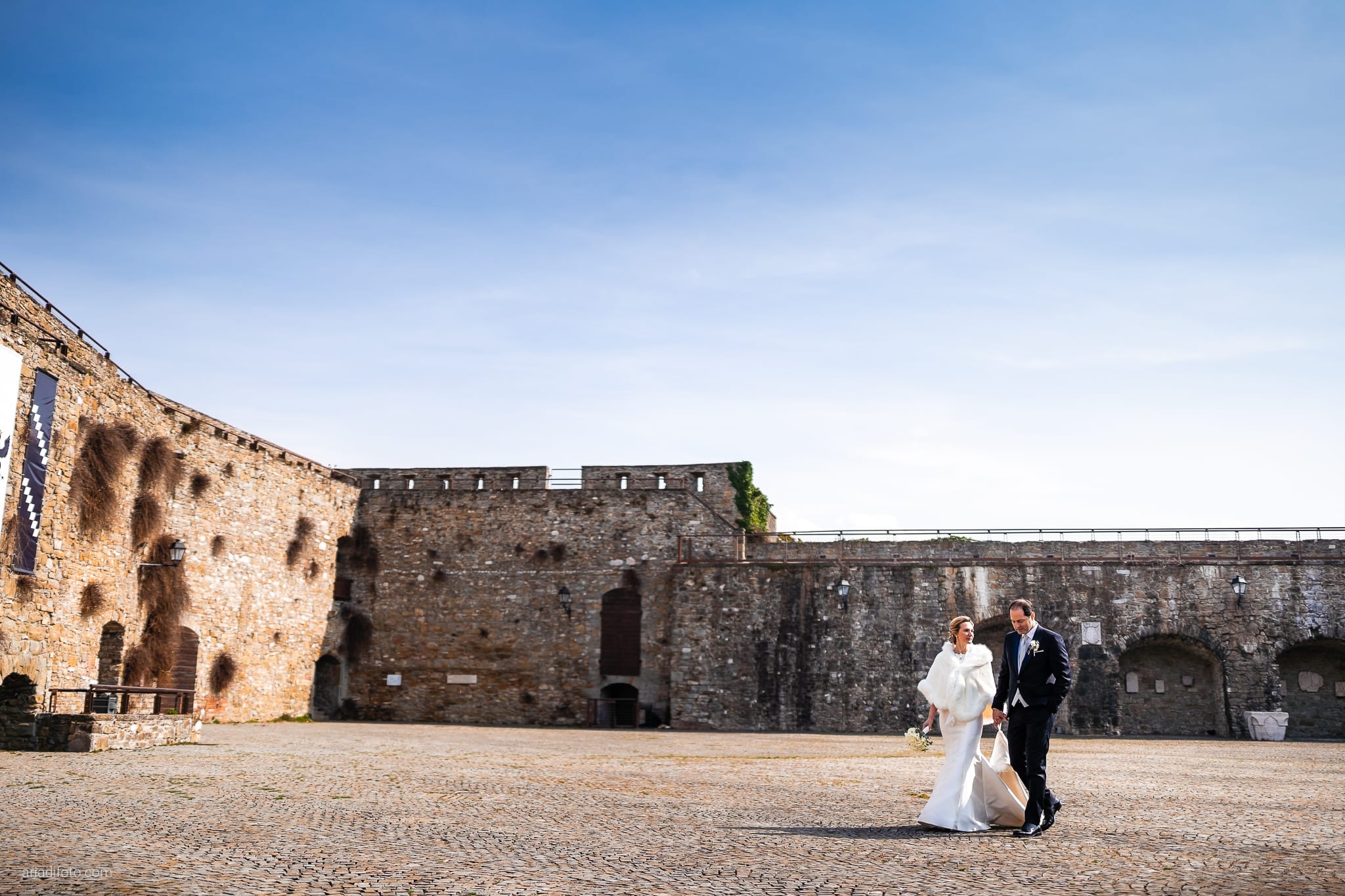 Elena Guido Matrimonio elegante Savoia Excelsior Palace Trieste ritratti sposi Castello San Giusto camminano mano per mano