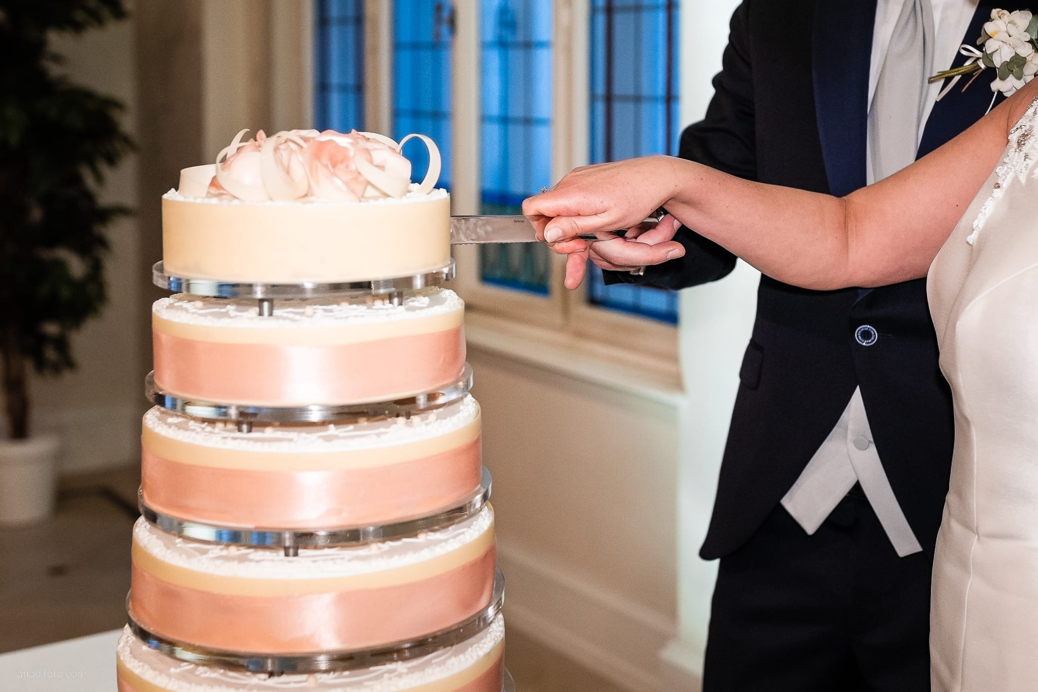 Elena Guido Matrimonio elegante Savoia Excelsior Palace Trieste ricevimento sposi mano taglio torta