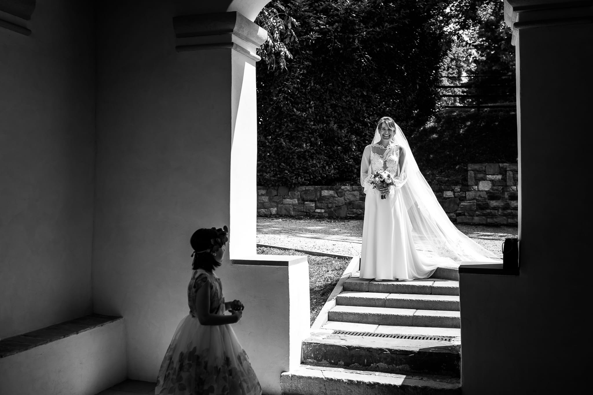 Claudia Luigi Matrimonio Elegante Udine Castello di Buttrio cerimonia religiosa cattolica ingresso sposa