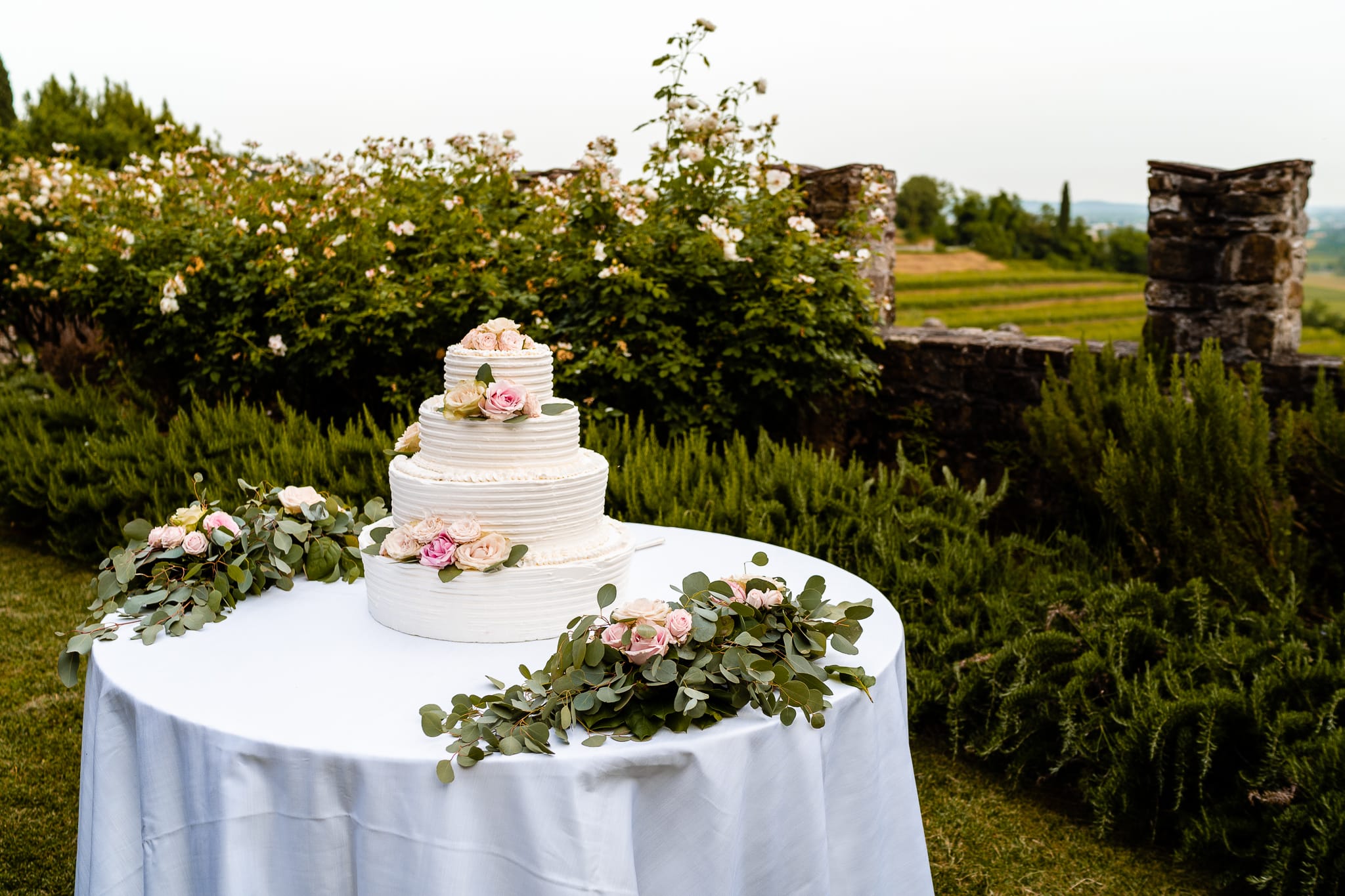 Claudia Luigi Matrimonio Elegante Udine Castello di Buttrio ricevimento taglio torta