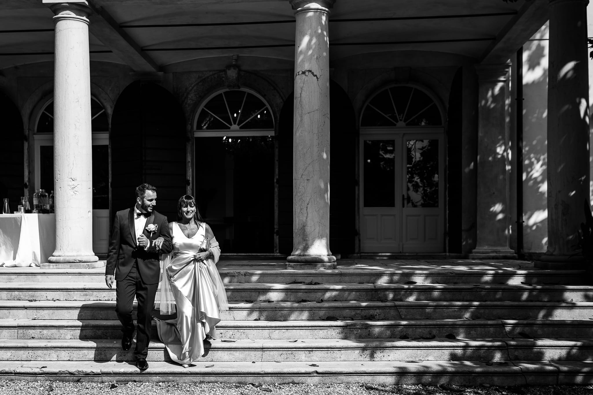 Mariana Nicholas Matrimonio da Sogno a Castelvecchio Sagrado Gorizia cerimonia all'aperto ingresso sposo