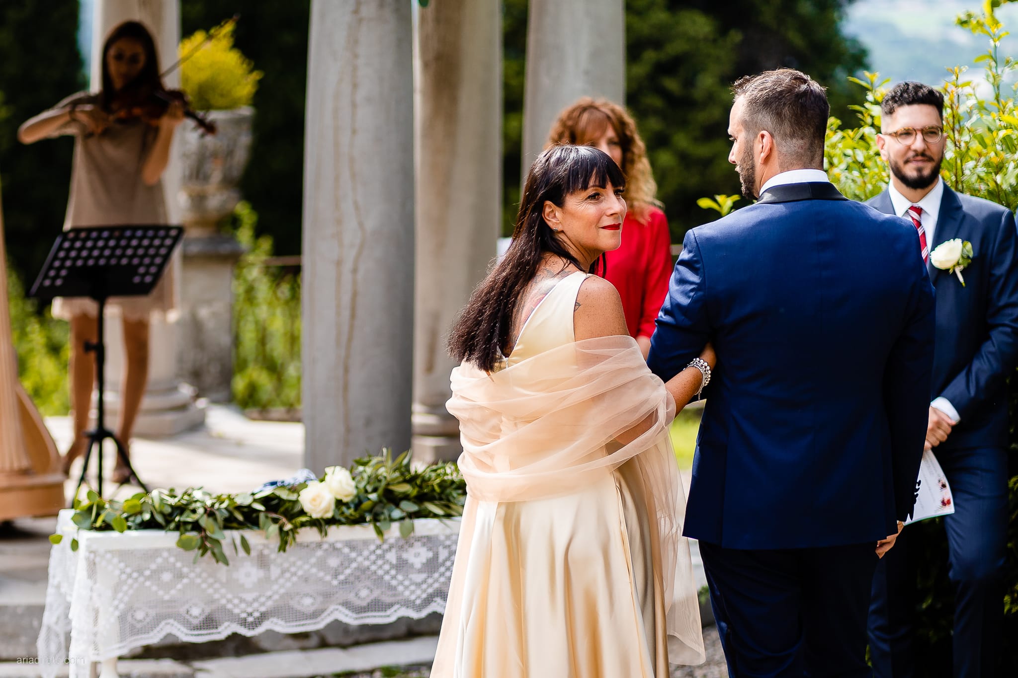 Mariana Nicholas Matrimonio da Sogno a Castelvecchio Sagrado Gorizia cerimonia all'aperto civile ingresso sposa