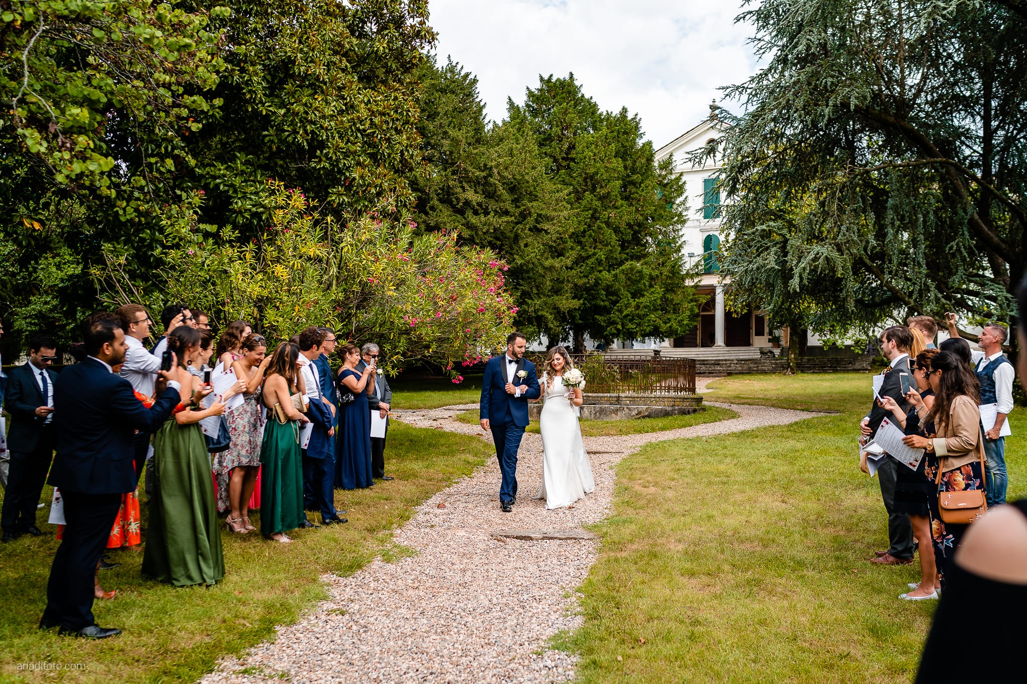 Mariana Nicholas Matrimonio da Sogno a Castelvecchio Sagrado Gorizia cerimonia all'aperto ingresso sposi