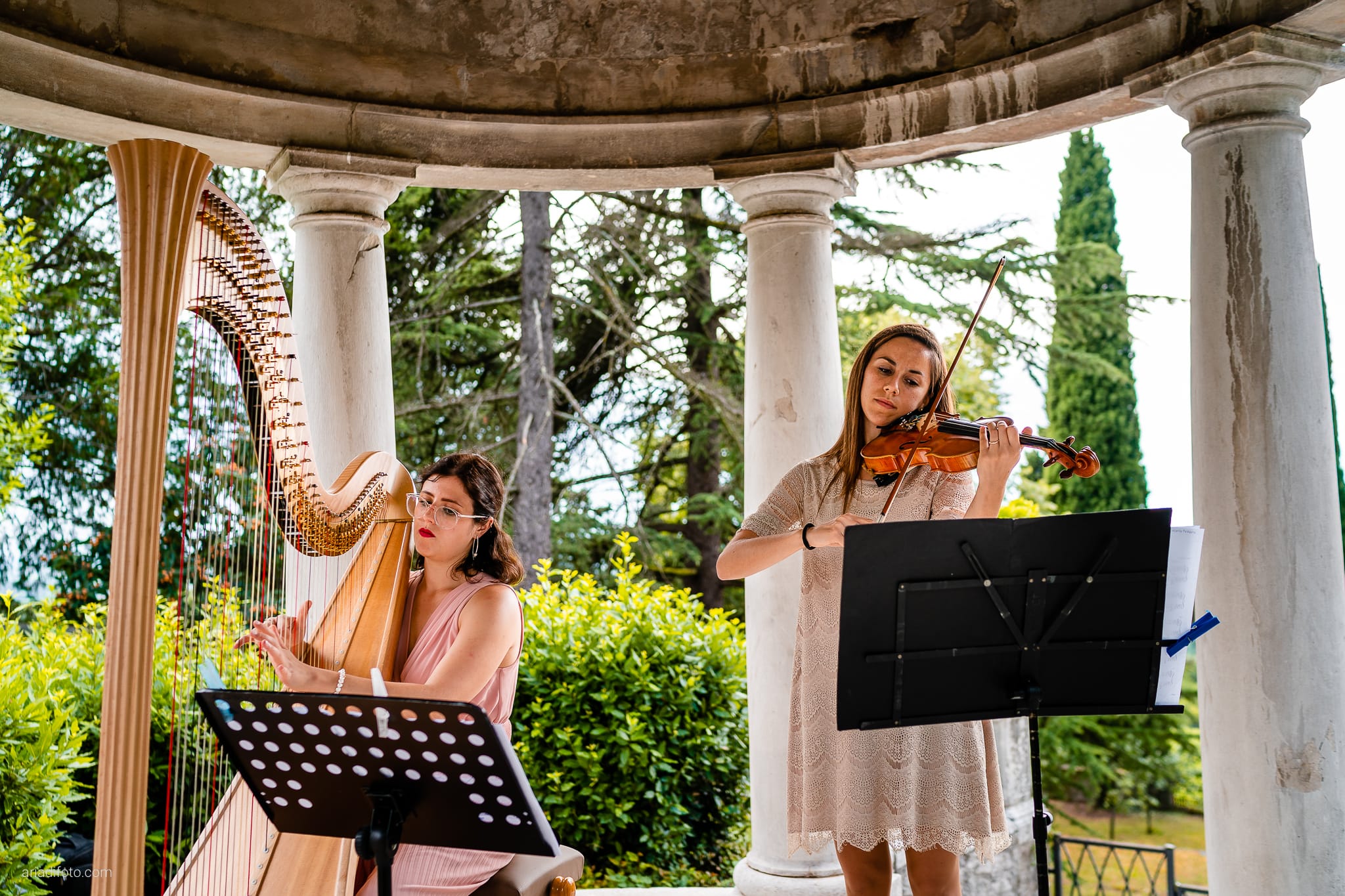 Mariana Nicholas Matrimonio da Sogno a Castelvecchio Sagrado Gorizia cerimonia all'aperto civile musiciste arpa violino