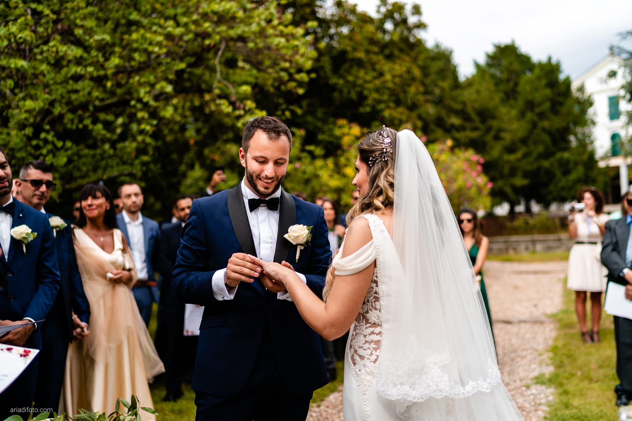 Mariana Nicholas Matrimonio da Sogno a Castelvecchio Sagrado Gorizia cerimonia all'aperto civile scambio degli anelli