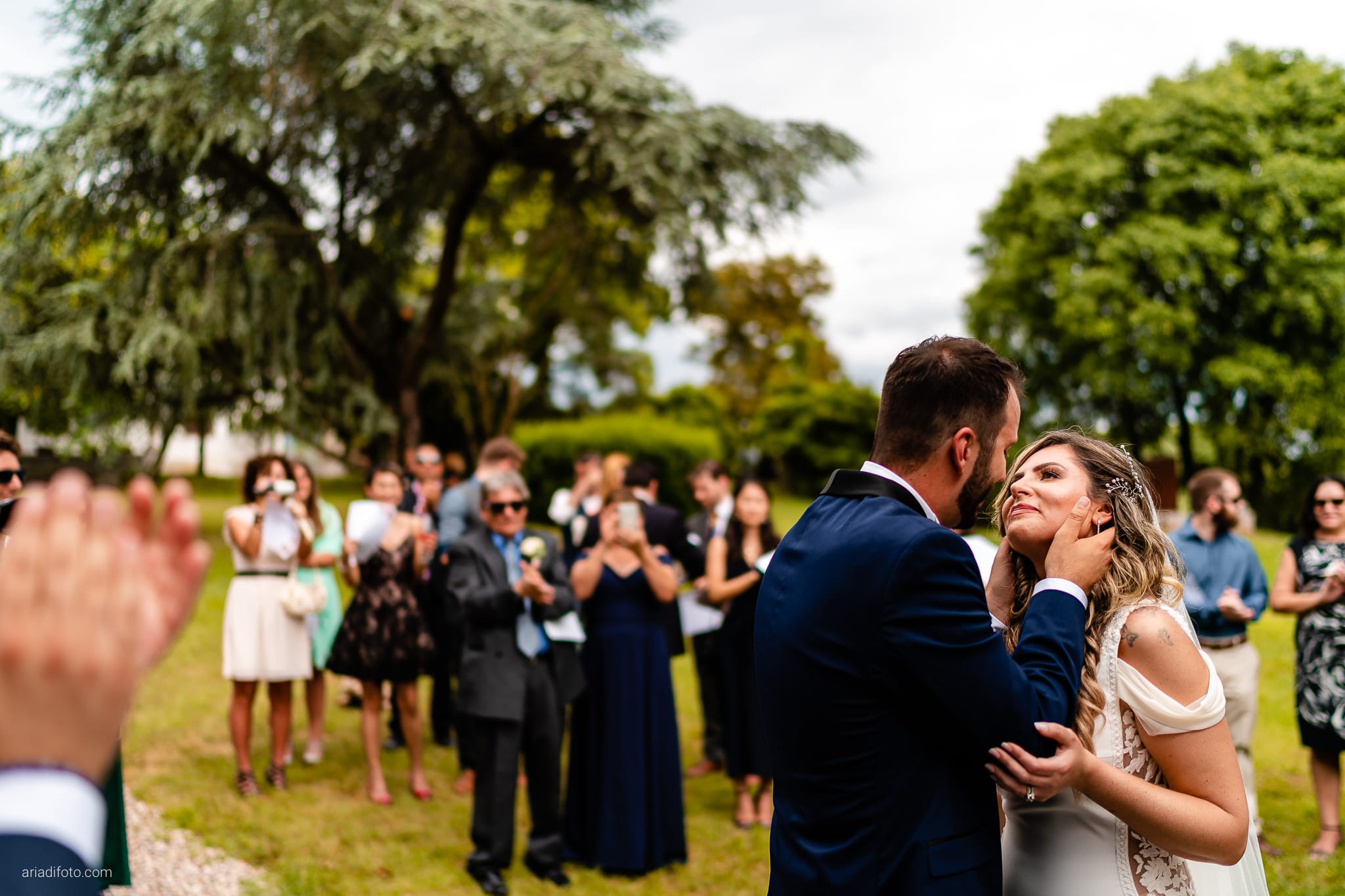 Mariana Nicholas Matrimonio da Sogno a Castelvecchio Sagrado Gorizia cerimonia all'aperto civile bacio sposi