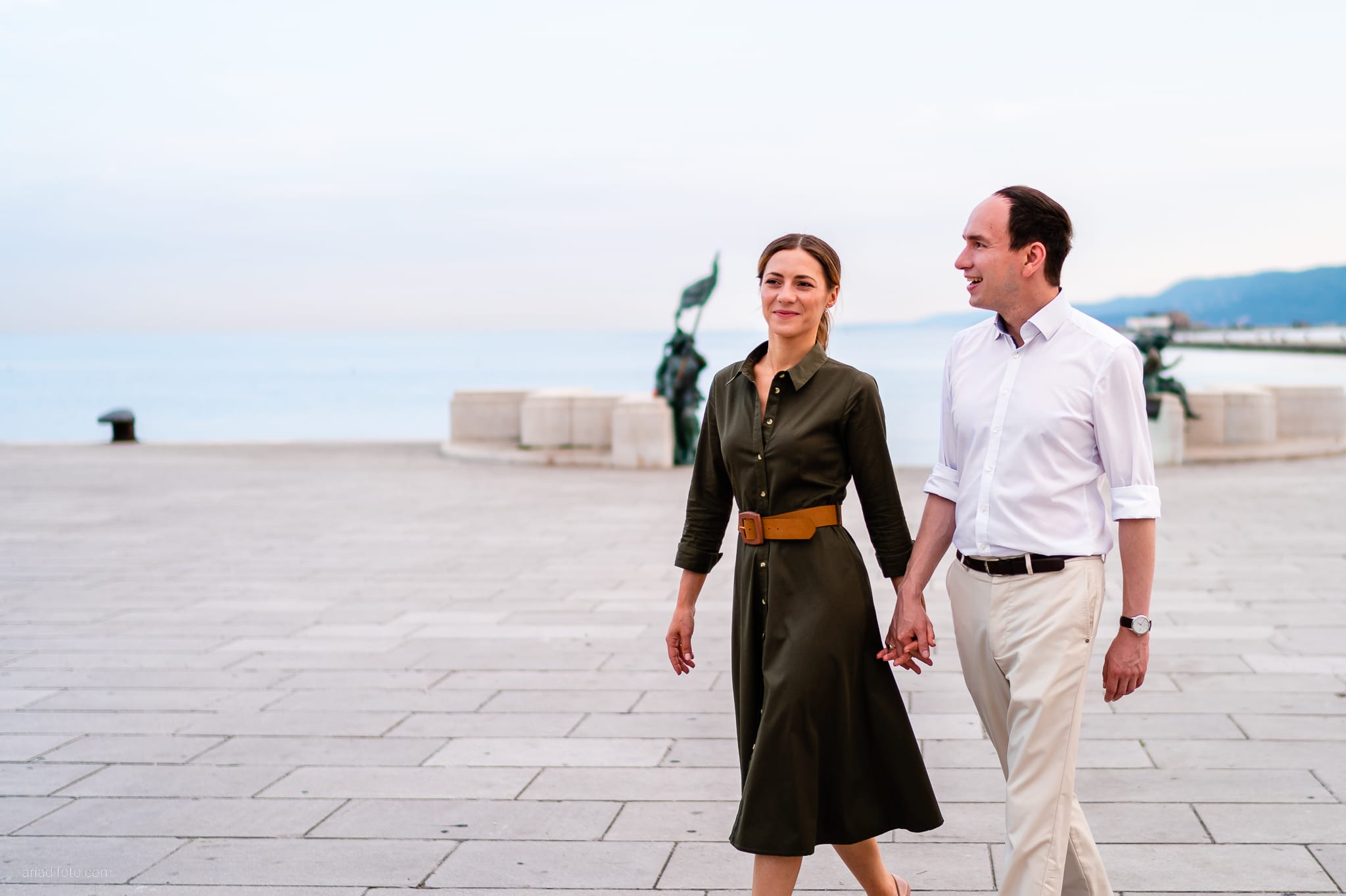 Larisa Lukas Prematrimoniale alba Trieste Rive coppia cammina