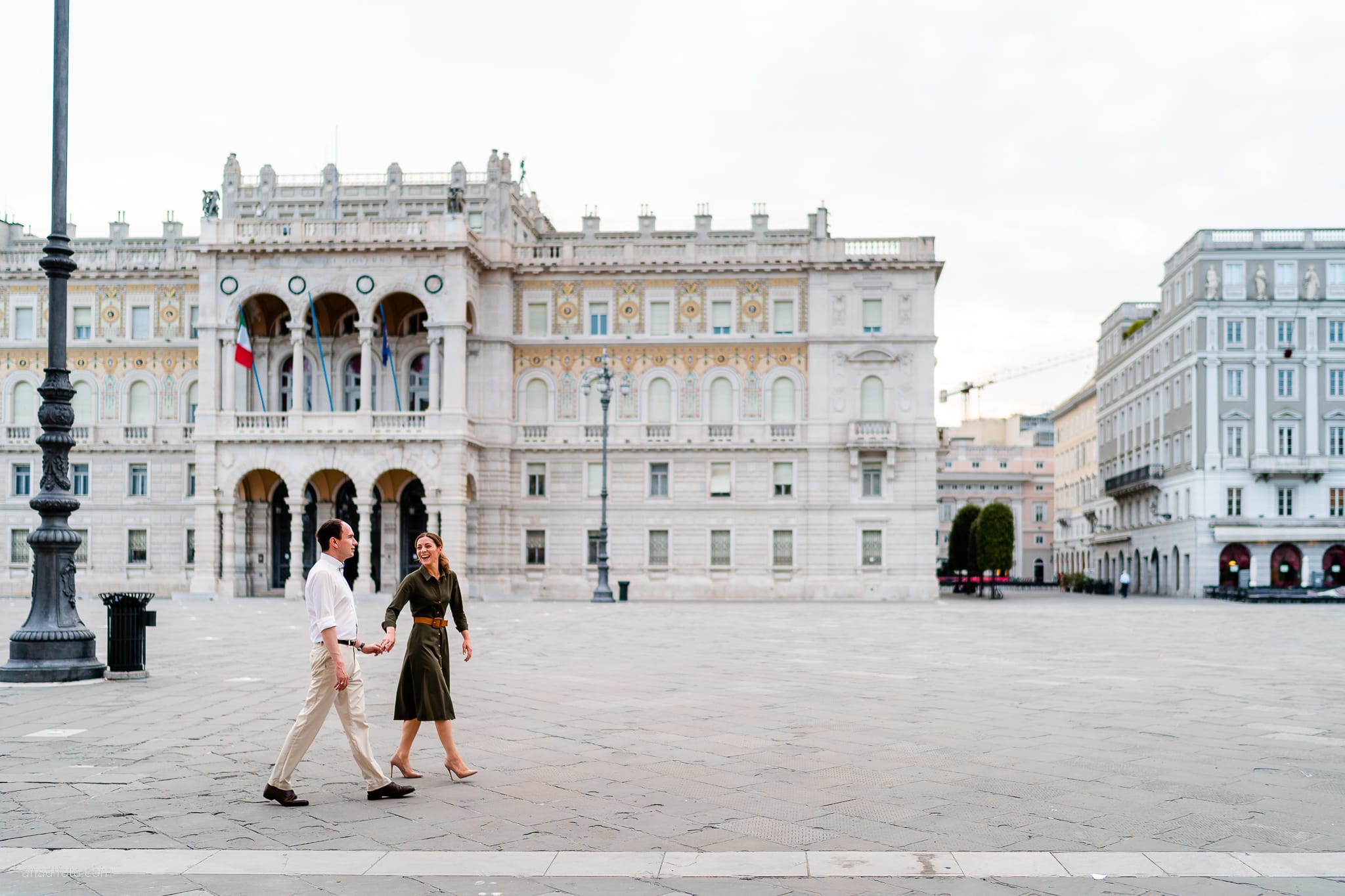 Larisa Lukas Prematrimoniale alba Trieste Piazza Unità coppia cammina