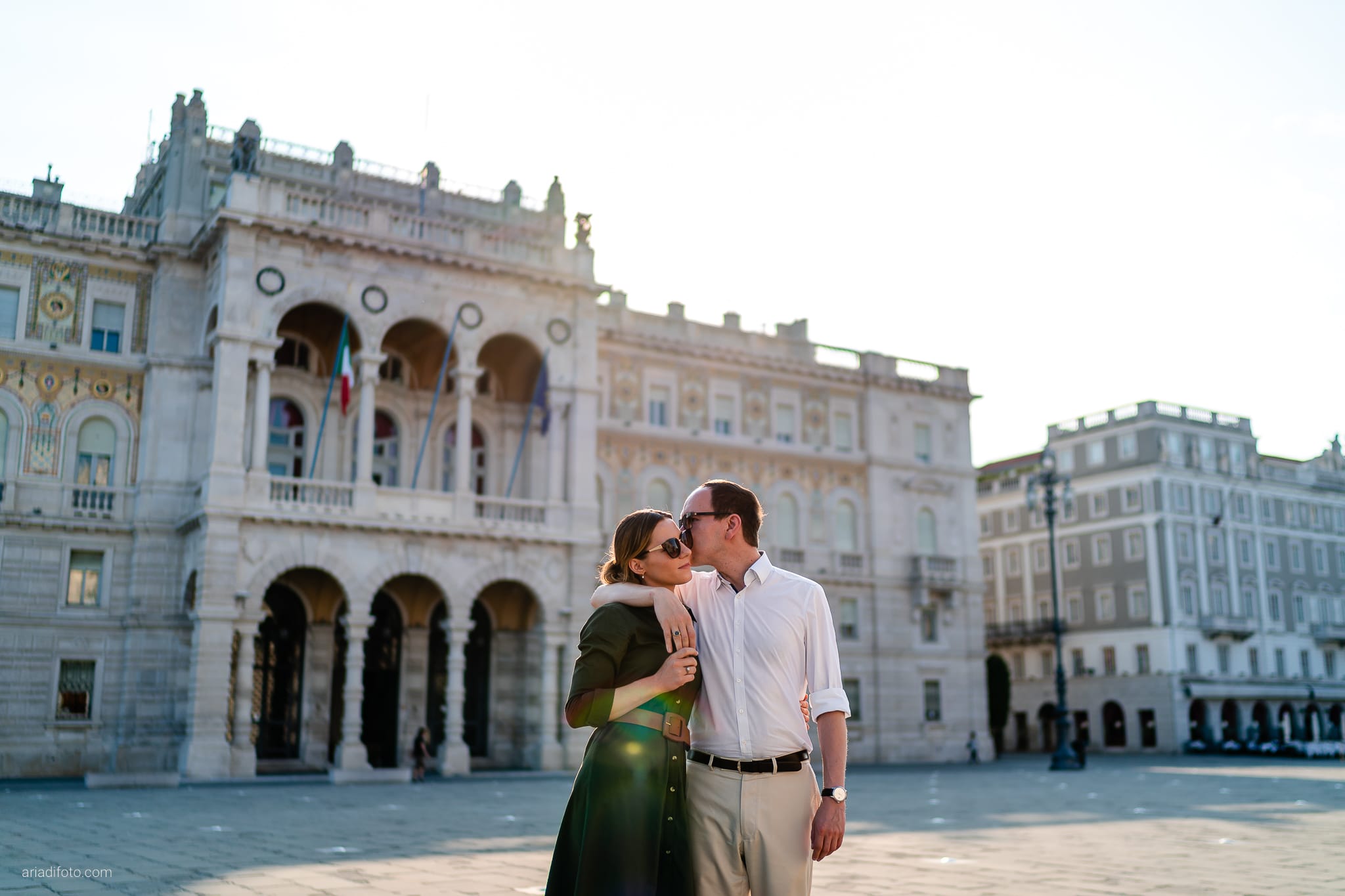 Larisa Lukas Prematrimoniale alba Trieste Piazza Unità coppia abbraccio bacio controluce