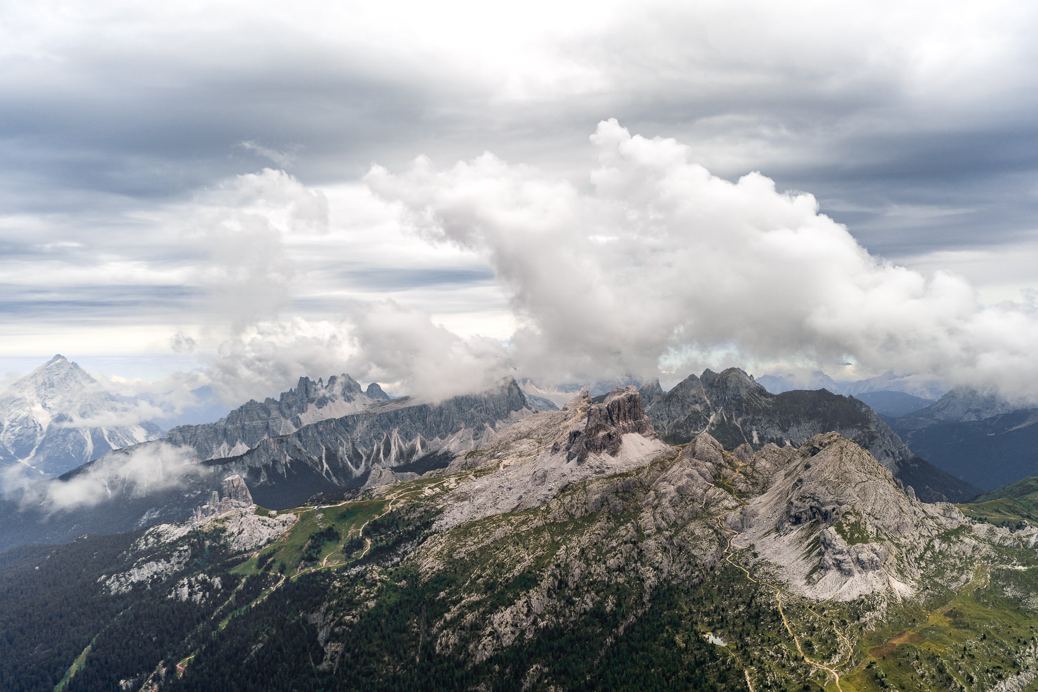 Alessandra Raffaele Prematrimoniale Dolomiti Alta Badia Rifugio Lagazuoi vista dal monte