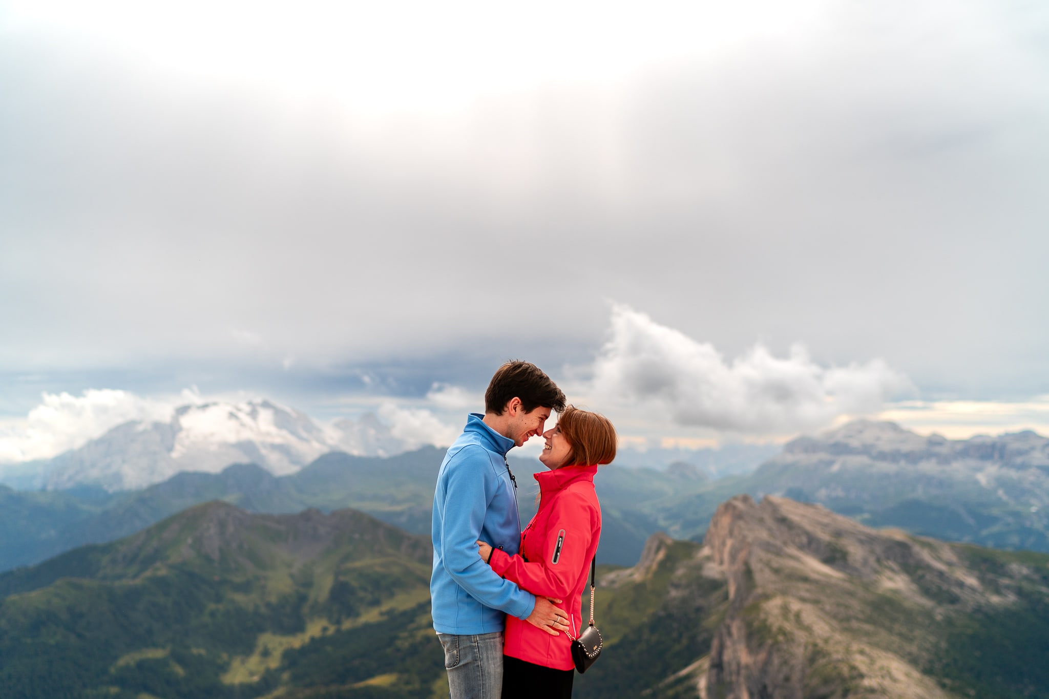 Alessandra Raffaele Prematrimoniale Dolomiti Alta Badia Rifugio Lagazuoi coppia sorridente abbracciata con sfondo vista montagne