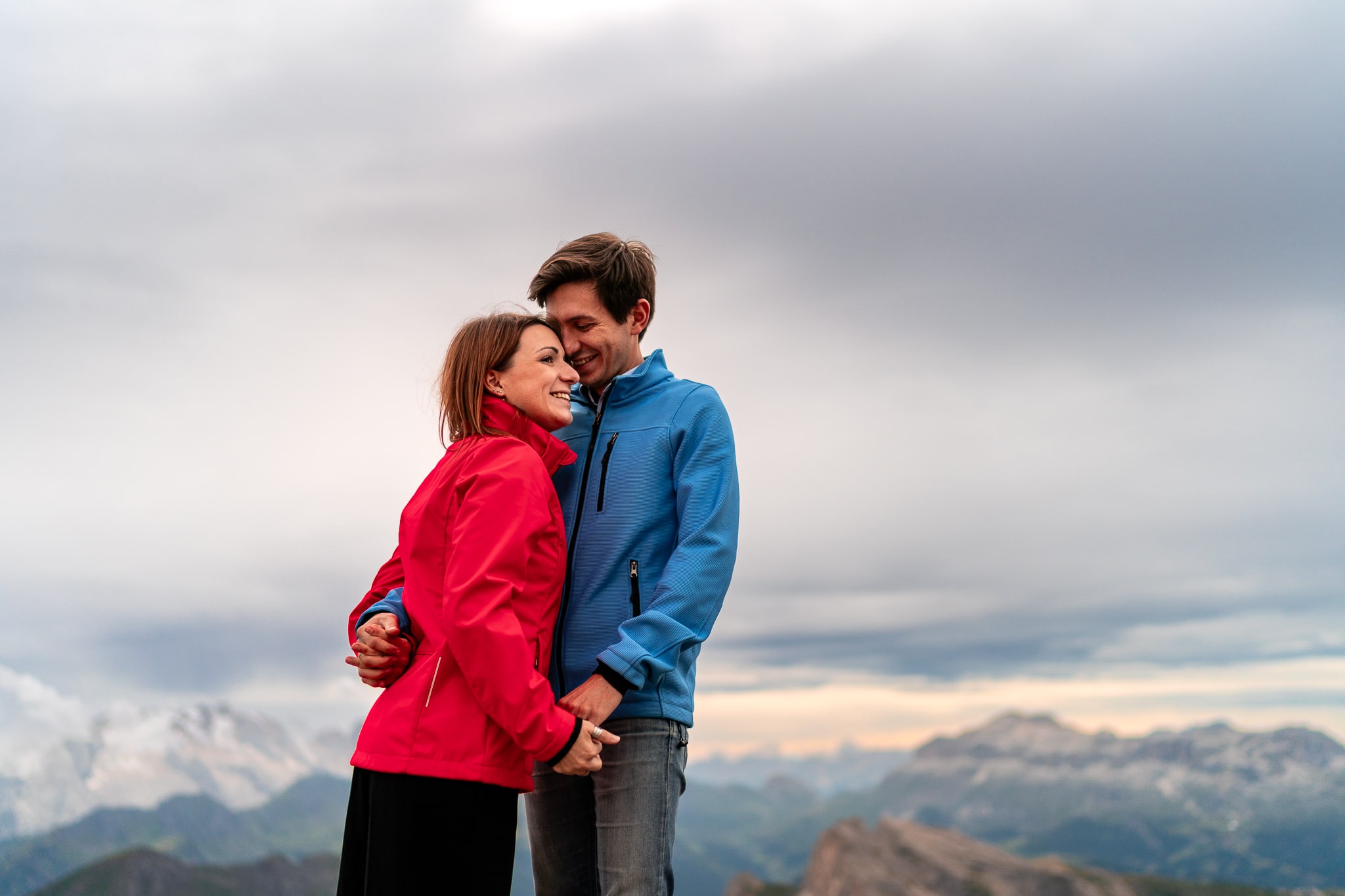 Alessandra Raffaele Prematrimoniale Dolomiti Alta Badia Rifugio Lagazuoi coppia abbracciata si tiene per mano sfondo montagna