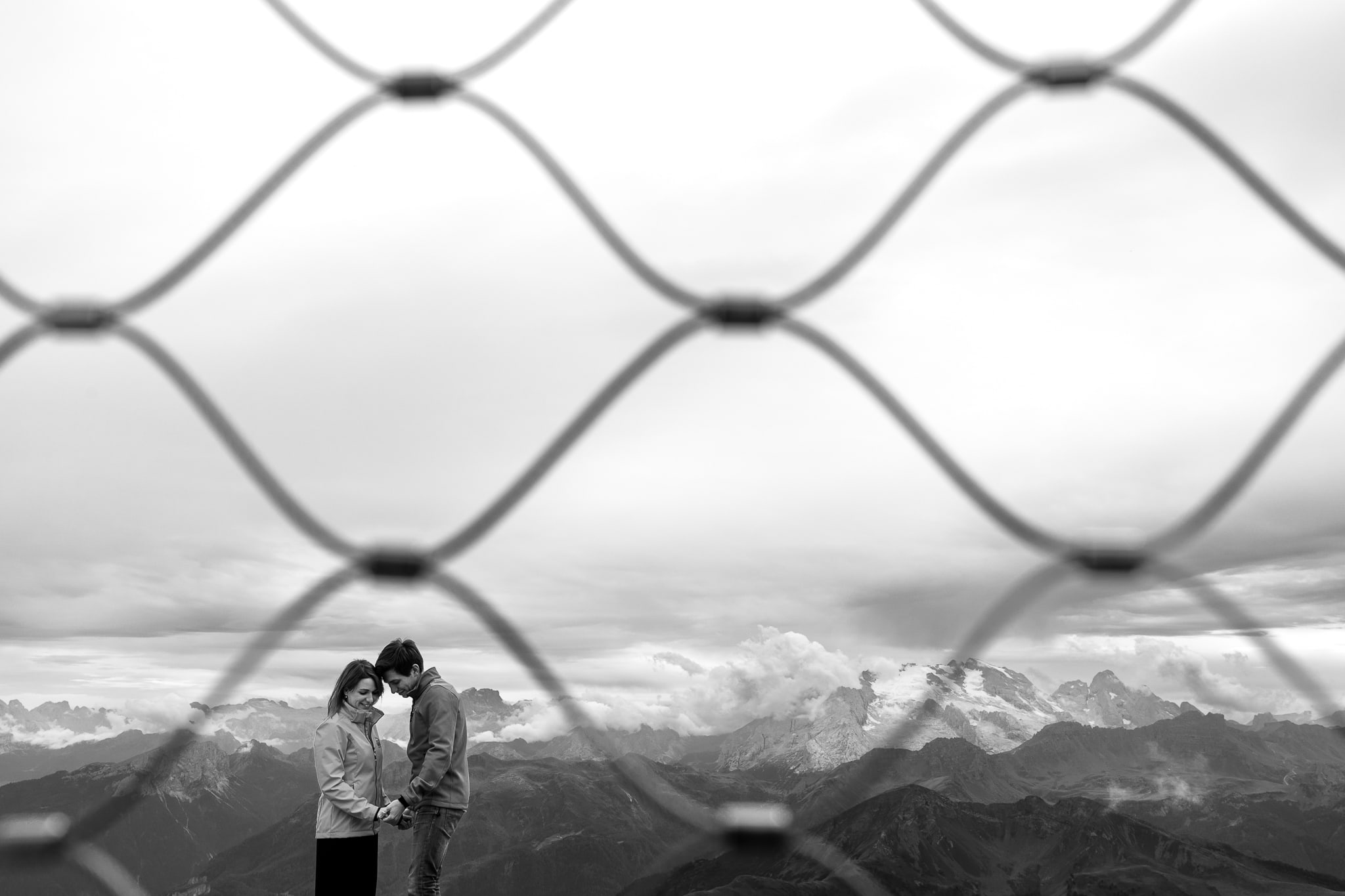 Alessandra Raffaele Prematrimoniale Dolomiti Alta Badia Rifugio Lagazuoi coppia si tiene per mano sfondo montagne framing rete