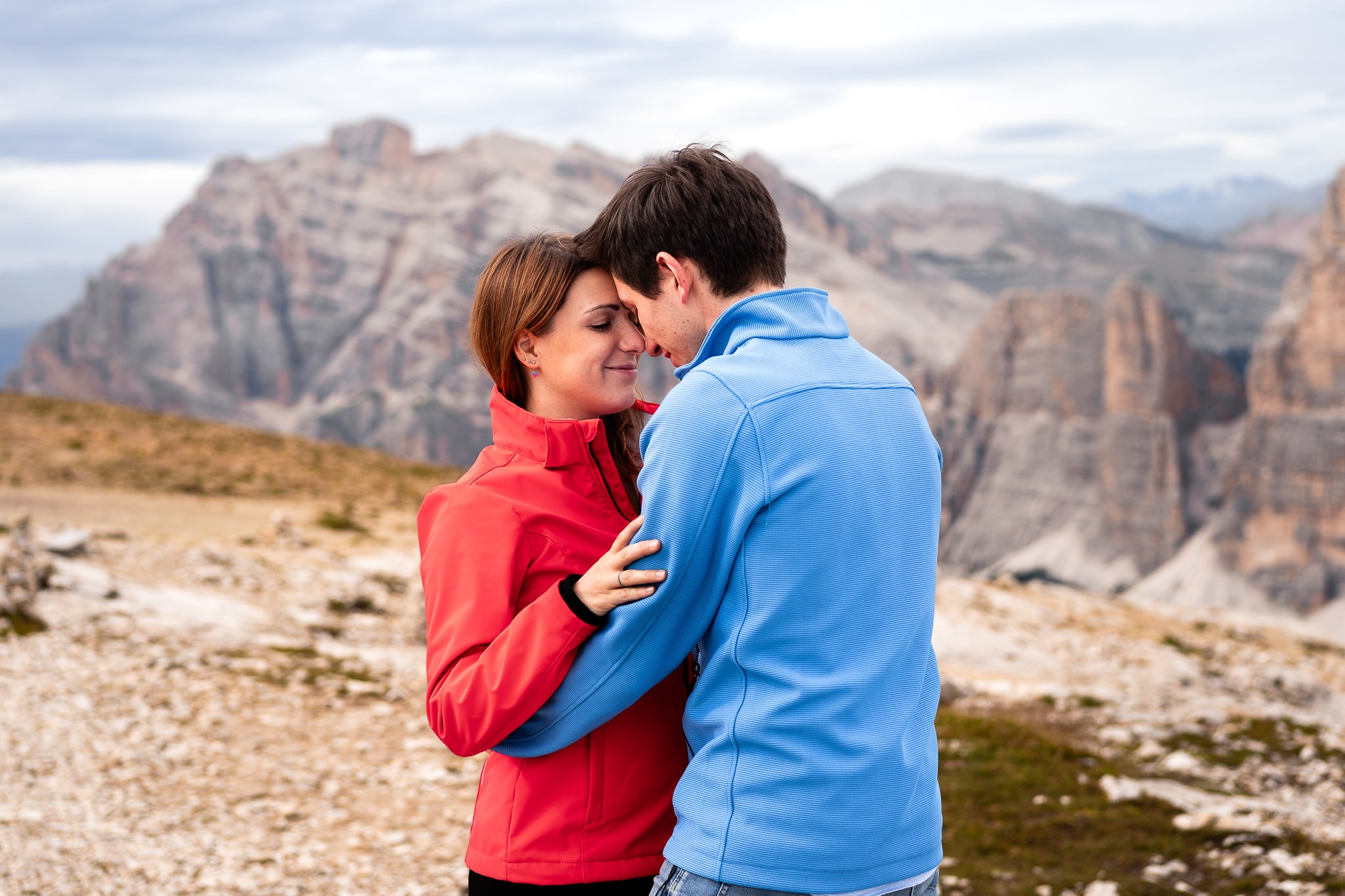 Alessandra Raffaele Prematrimoniale Dolomiti Alta Badia Rifugio Lagazuoi coppia abbracciata sulla montagna