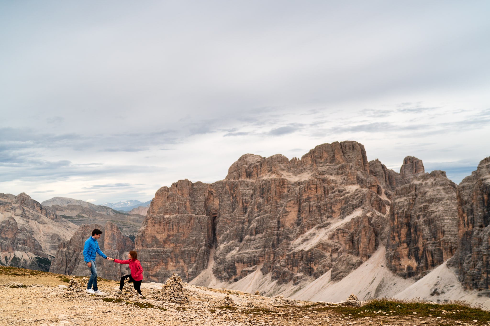 Alessandra Raffaele Prematrimoniale Dolomiti Alta Badia Rifugio Lagazuoi coppia lui aiuta lei a salire sulla roccia