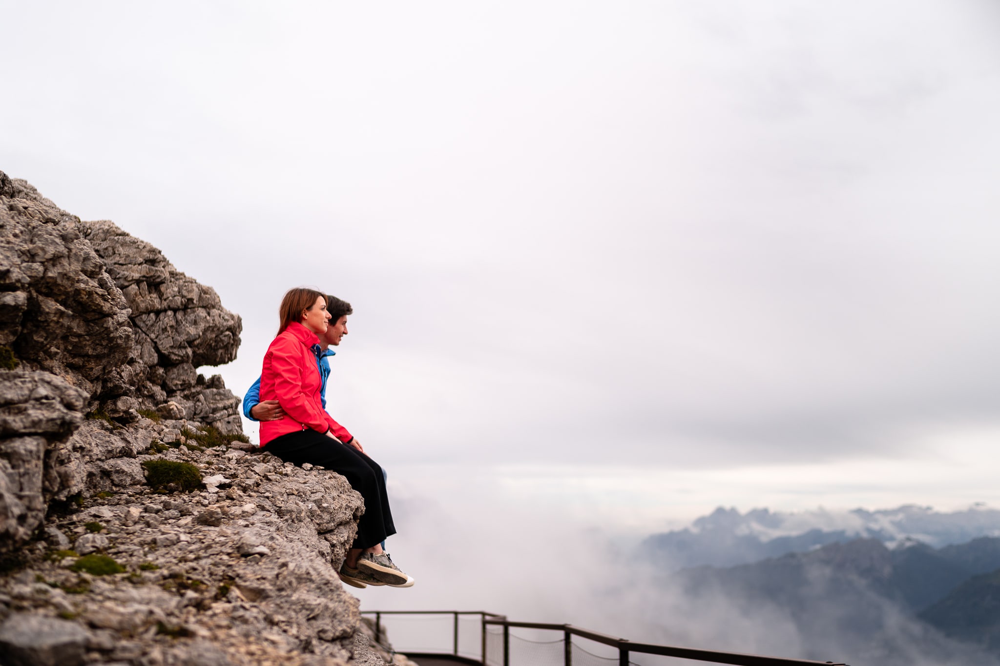Alessandra Raffaele Prematrimoniale Dolomiti Alta Badia Rifugio Lagazuoi coppia seduta sulla roccia guarda panorama montagna