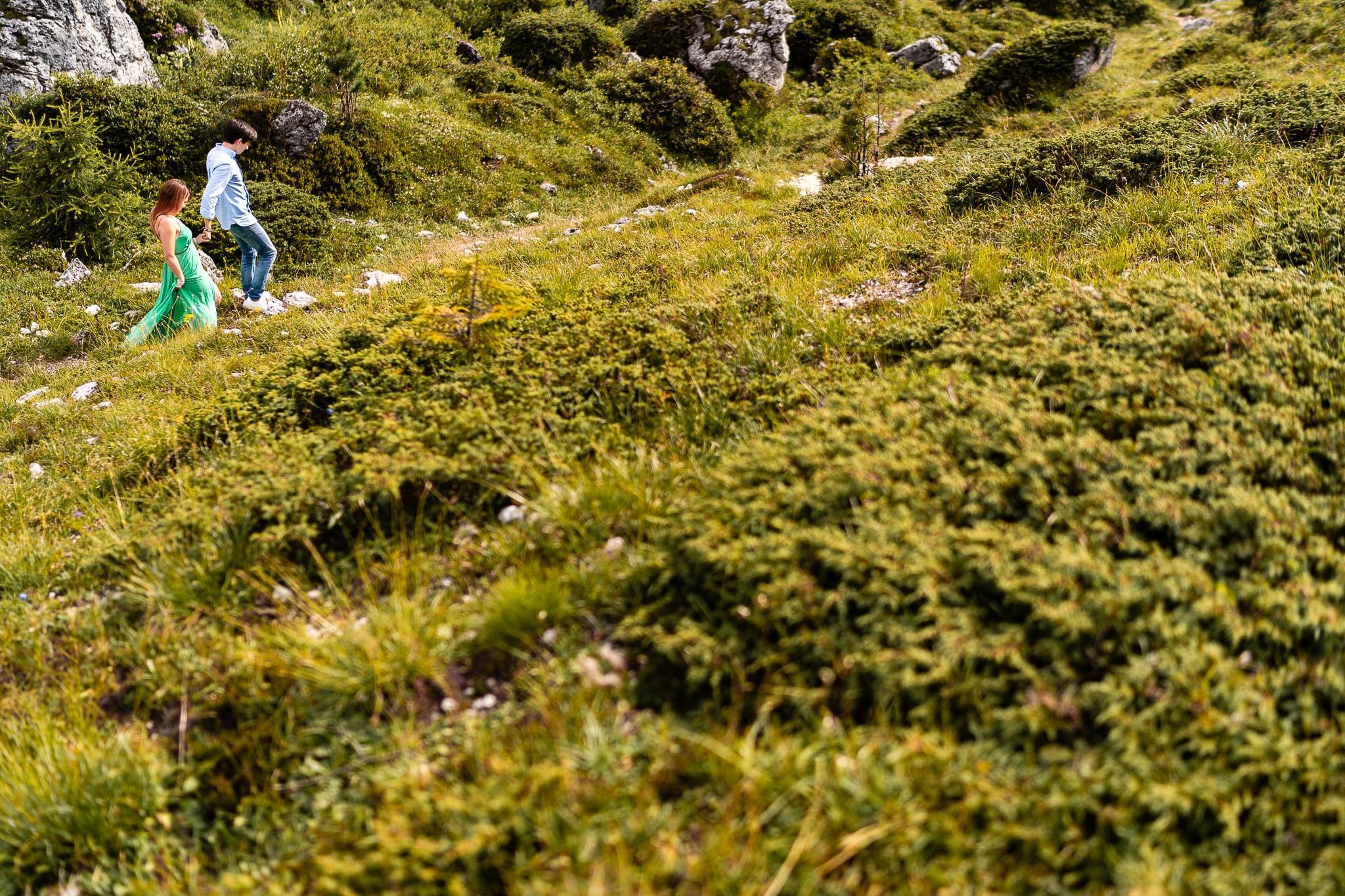 Alessandra Raffaele Prematrimoniale Dolomiti Alta Badia Rifugio Lagazuoi coppia cammina nel verde
