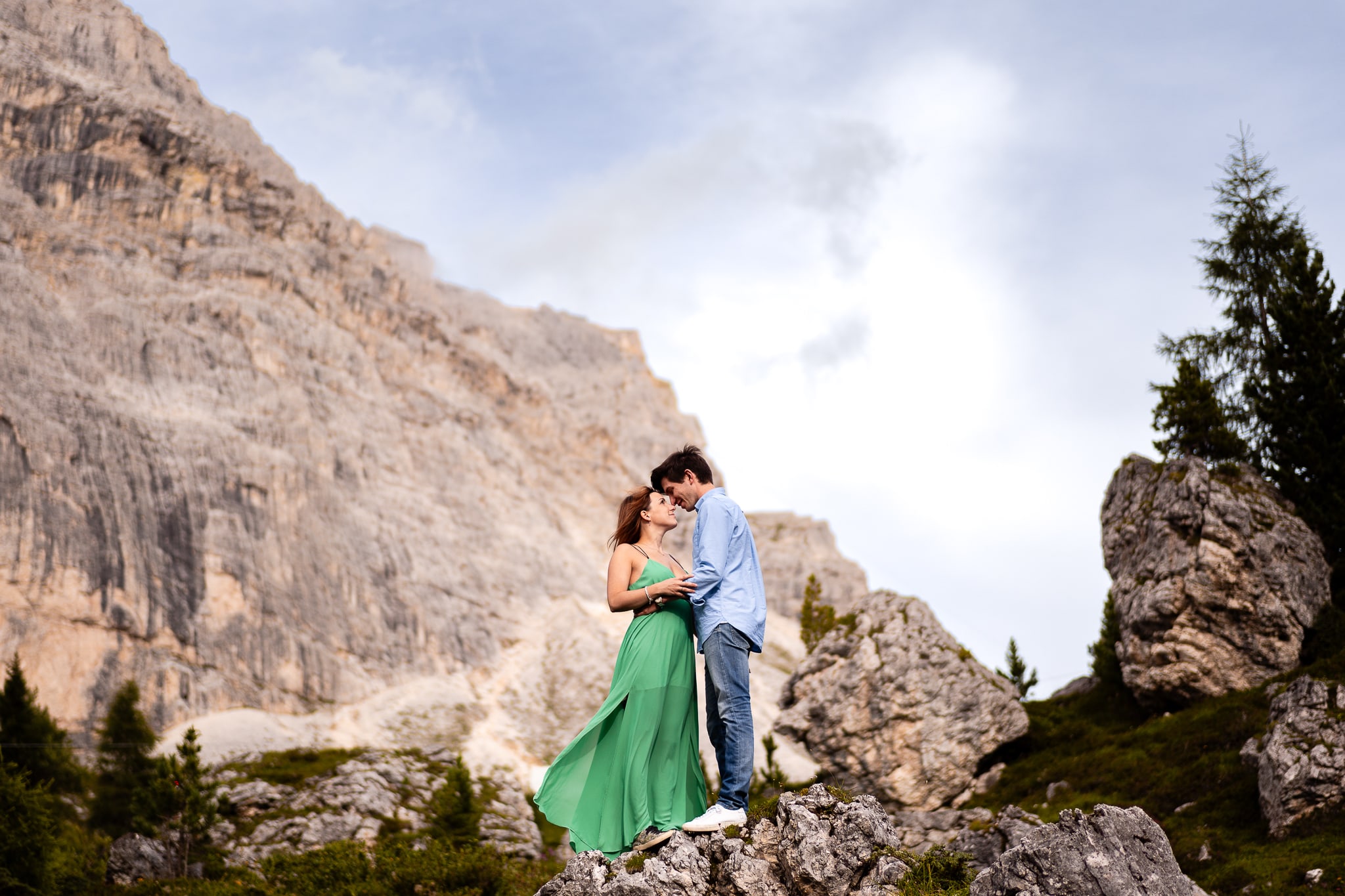 Alessandra Raffaele Prematrimoniale Dolomiti Alta Badia Rifugio Lagazuoi coppia abbracciata sulla roccia sfondo montagna