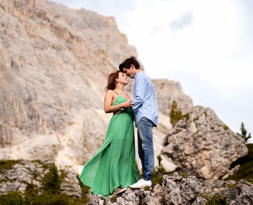 Alessandra Raffaele Prematrimoniale Dolomiti Alta Badia Rifugio Lagazuoi coppia abbracciata sulla roccia sfondo montagna