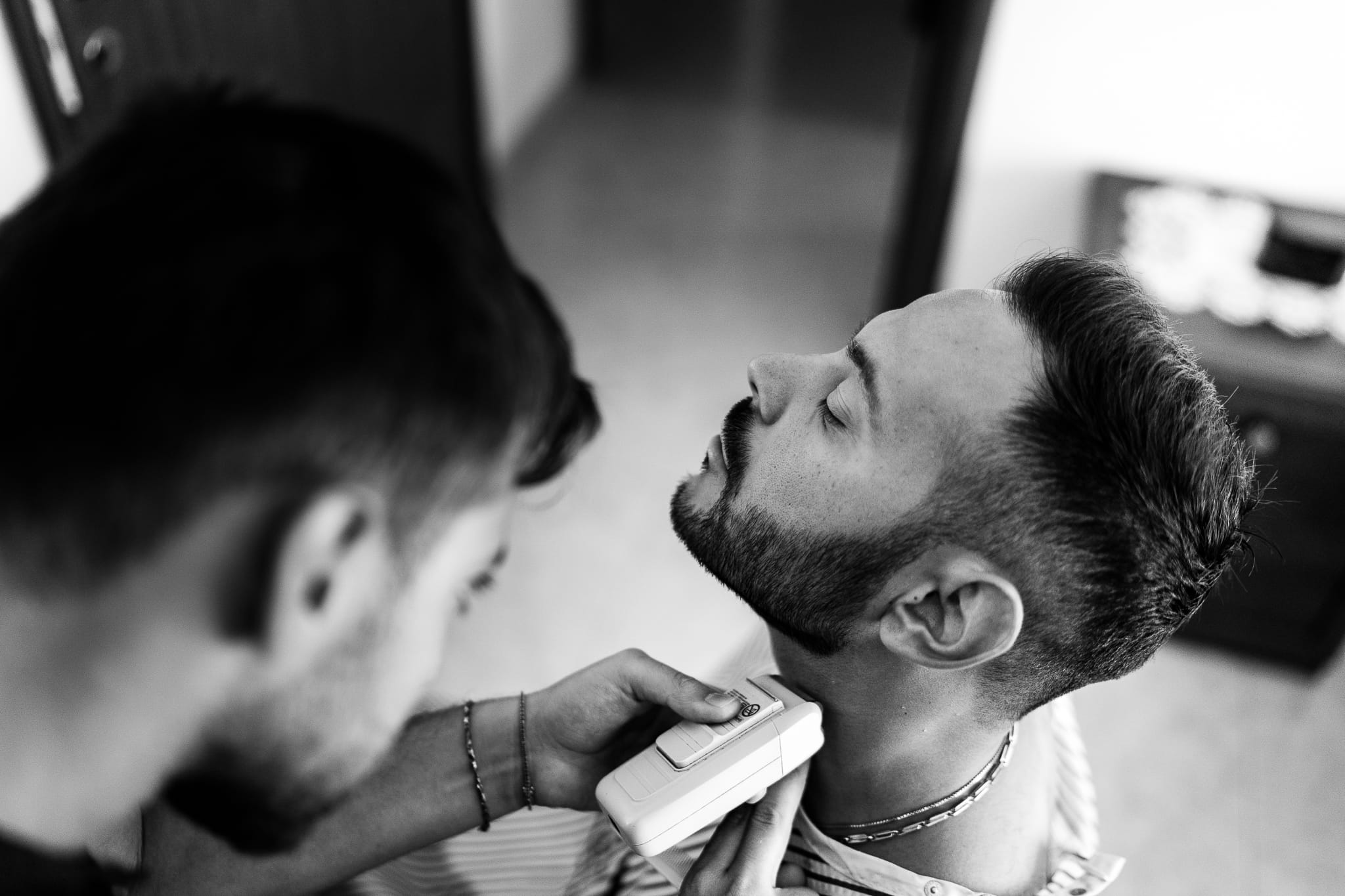 Tania Matteo Matrimonio a Sulmona in Abruzzo preparativi sposo rasatura barba