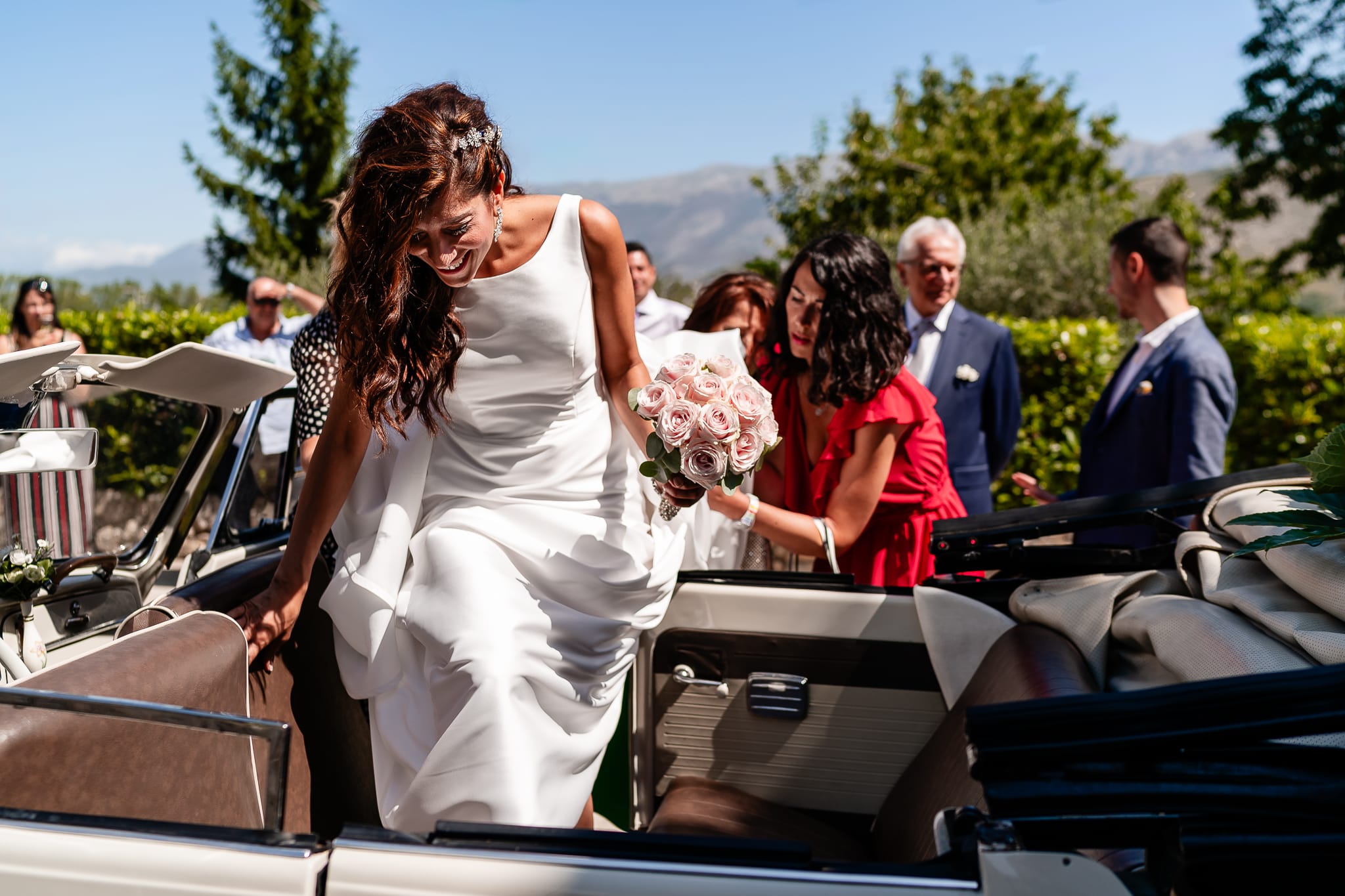 Tania Matteo Matrimonio a Sulmona in Abruzzo preparativi sposa uscita automobile volkswagen maggiolone