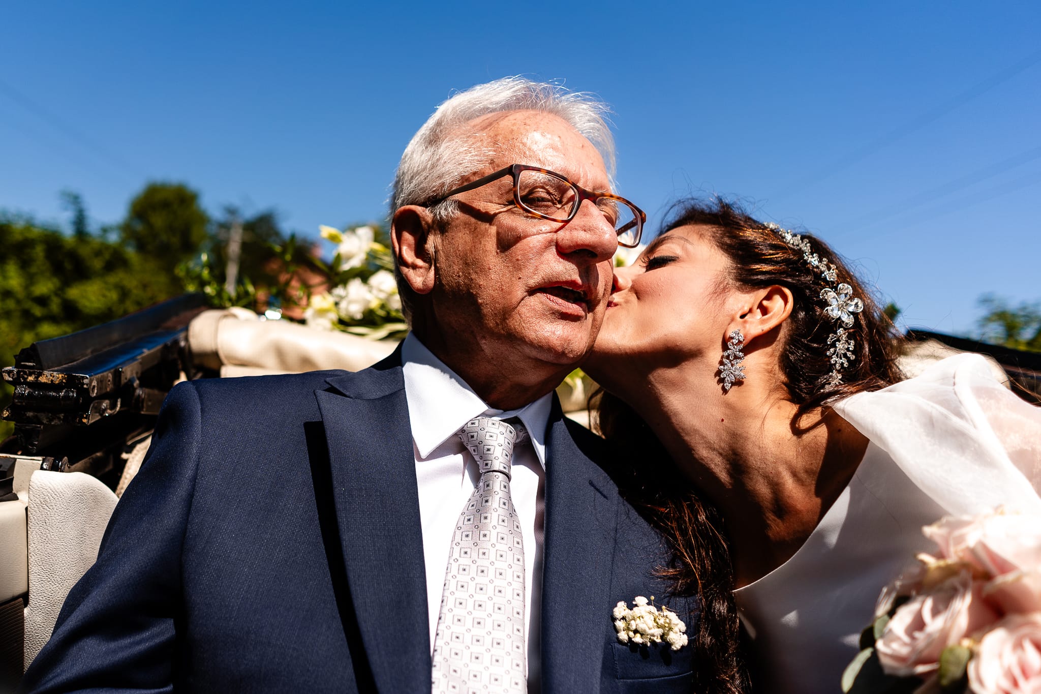 Tania Matteo Matrimonio a Sulmona in Abruzzo preparativi sposa automobile volkswagen maggiolone bacio padre