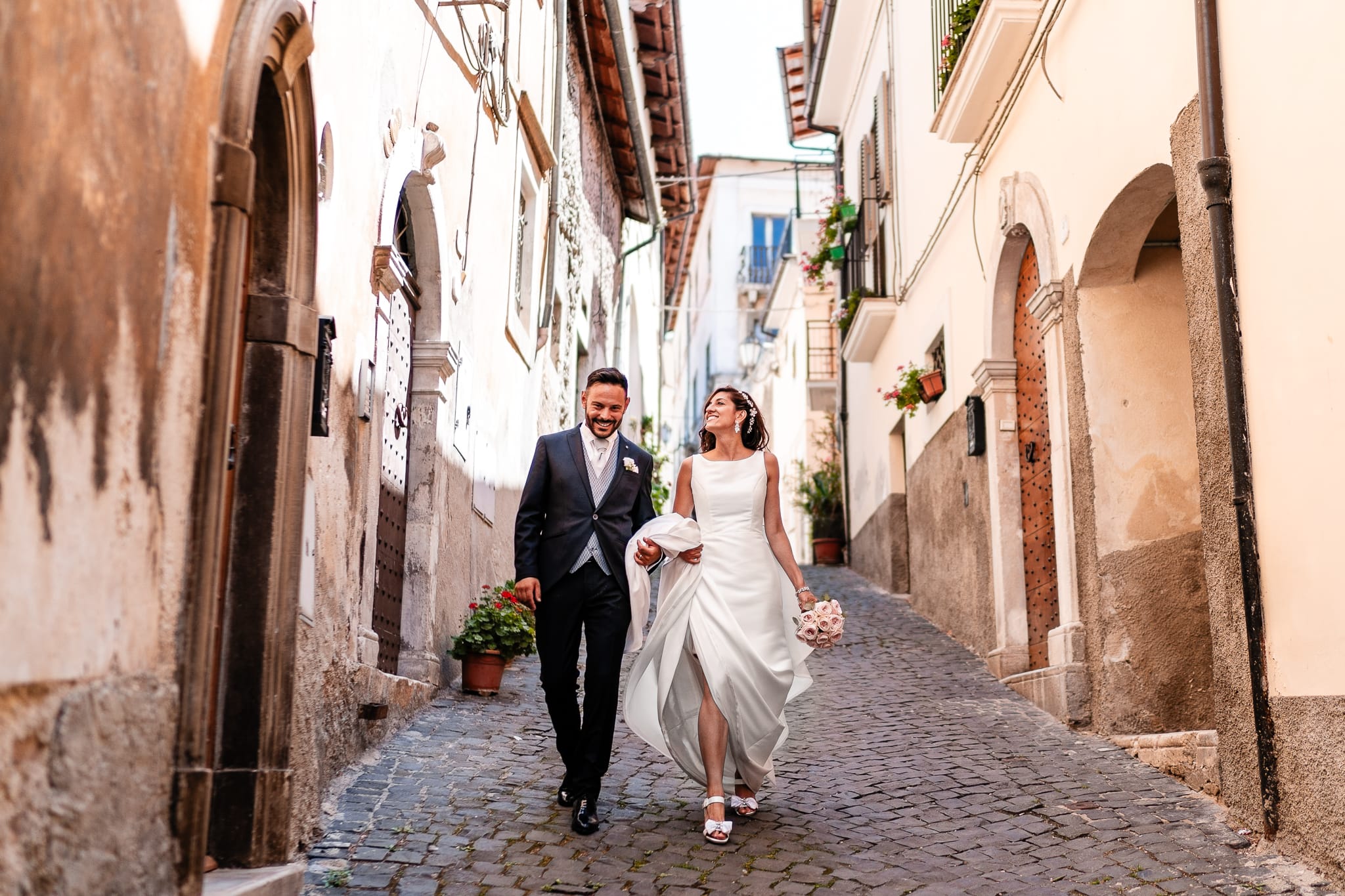 Tania Matteo Matrimonio a Sulmona in Abruzzo momenti brindisi ritratti sposi pettorano sul gizio