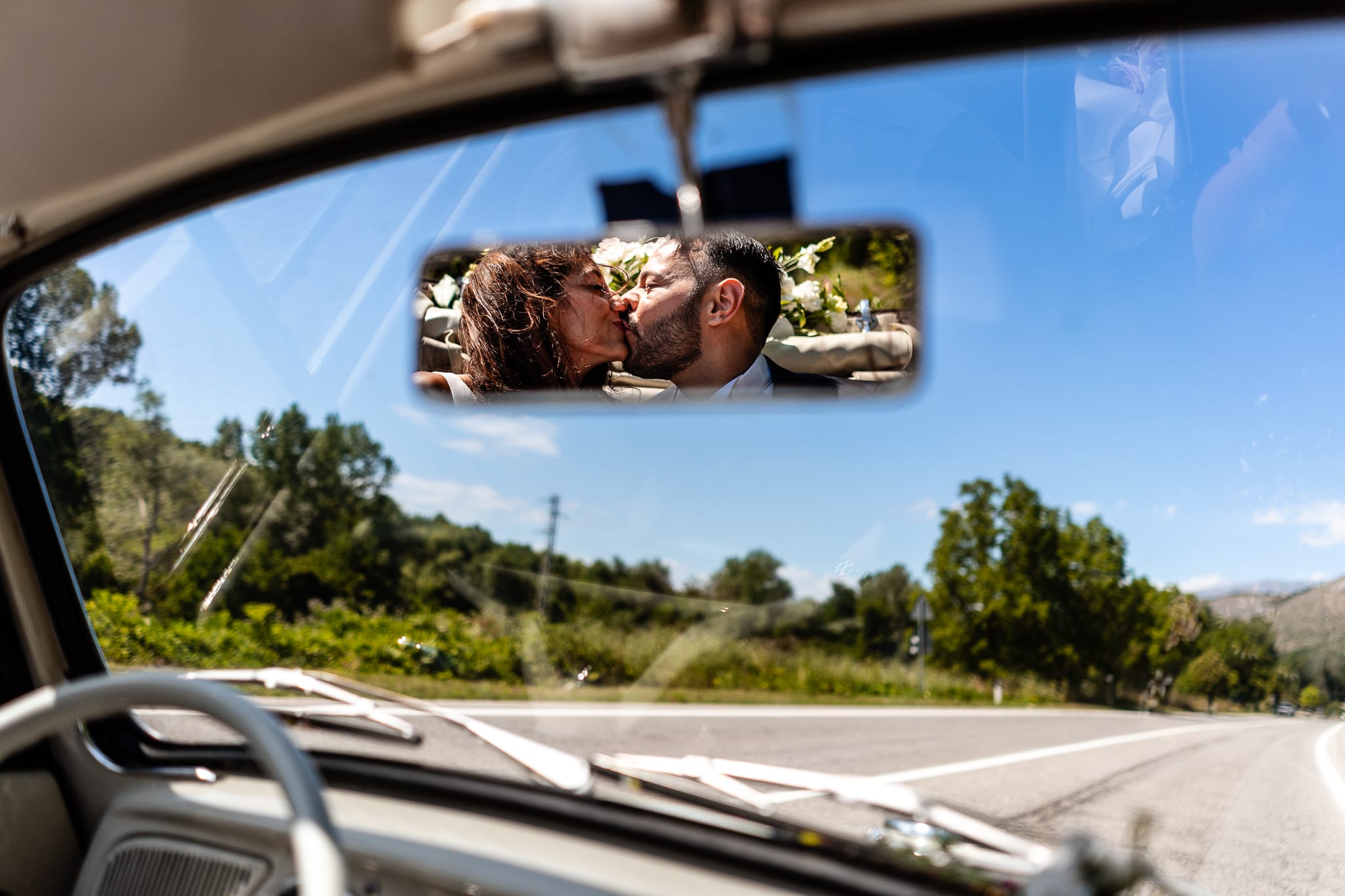 Tania Matteo Matrimonio a Sulmona in Abruzzo momenti automobile riflesso specchietto