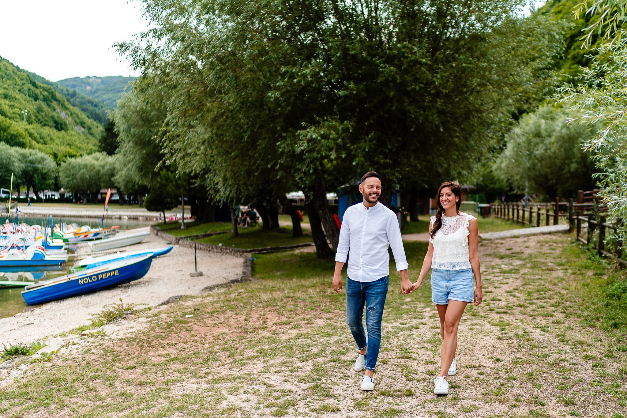 Tania Matteo Prematrimoniale Abruzzo Lago di Scanno Sulmona coppia cammina mano nella mano