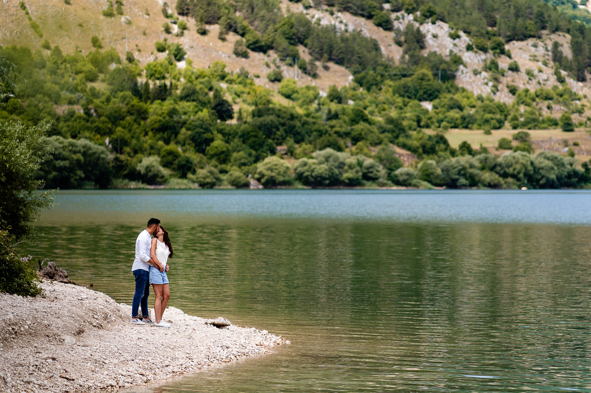 Tania Matteo Prematrimoniale Abruzzo Lago di Scanno Sulmona coppia bacio sulla riva del lago