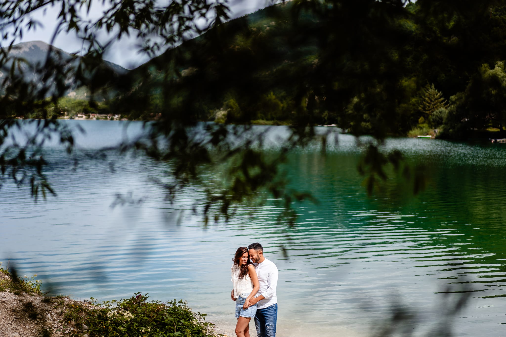 Tania Matteo Prematrimoniale Abruzzo Lago di Scanno Sulmona coppia abbraccio sulla riva del lago