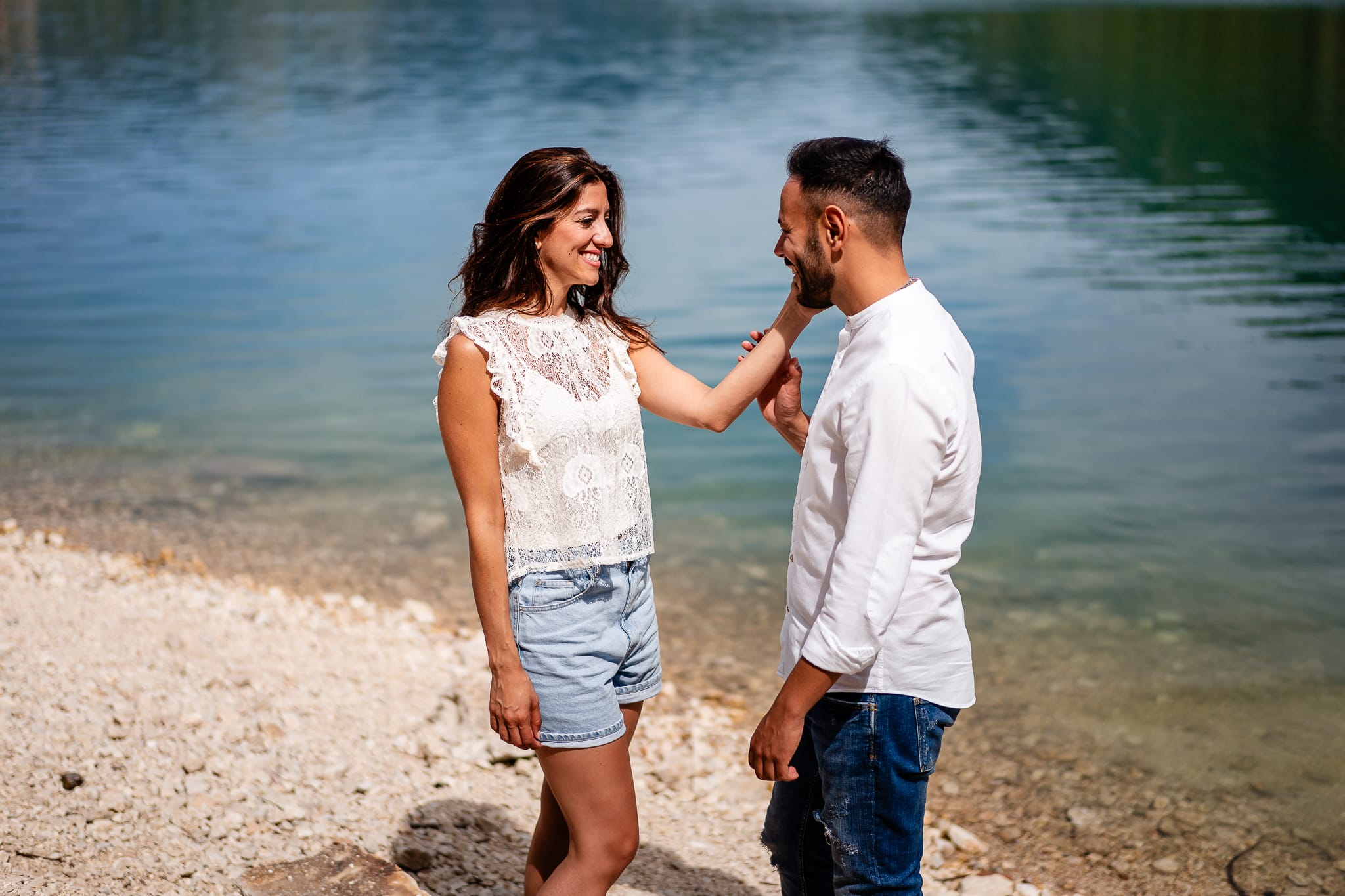 Tania Matteo Prematrimoniale Abruzzo Lago di Scanno Sulmona coppia sorride carezza