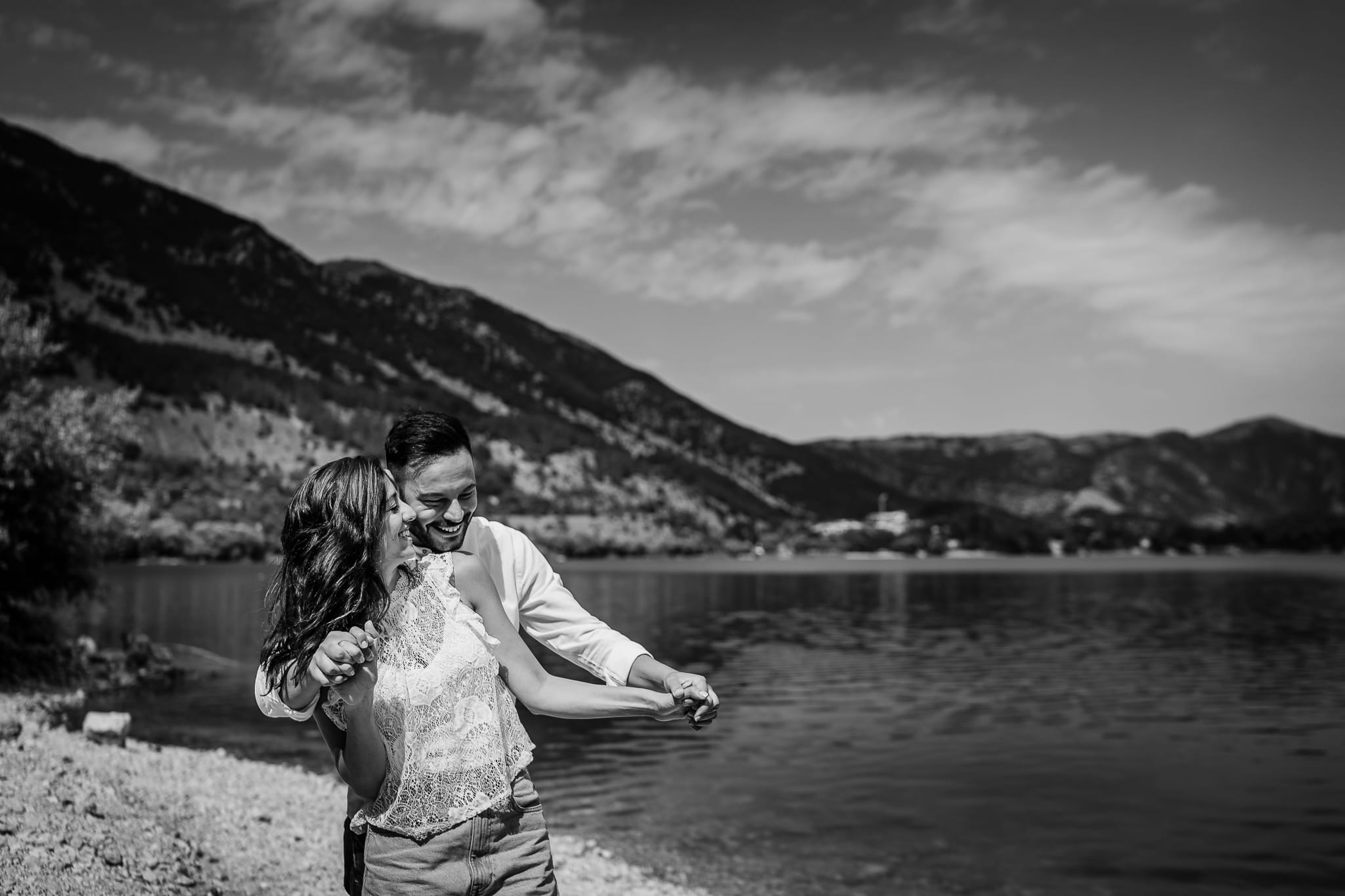 Tania Matteo Prematrimoniale Abruzzo Lago di Scanno Sulmona coppia abbraccio riva del lago